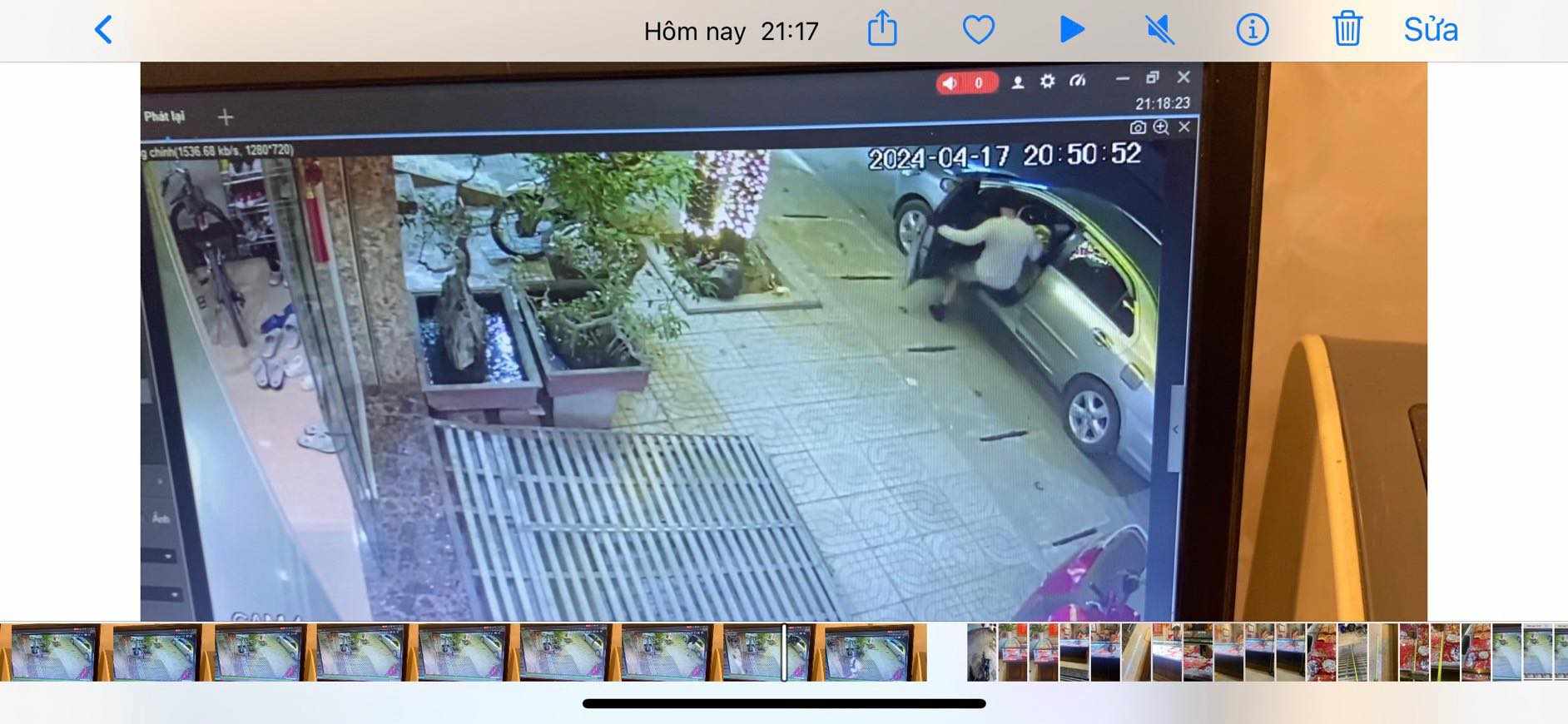 Khẩn trương truy bắt đối tượng t&aacute;o tợn d&ugrave;ng b&uacute;a cướp tiệm v&agrave;ng- Ảnh 3.