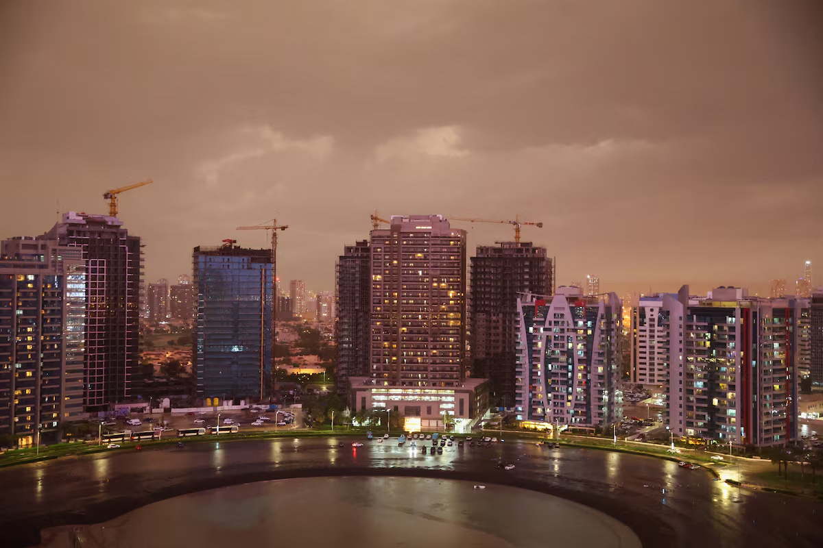 Vốn kh&ocirc; cằn v&agrave; n&oacute;ng thi&ecirc;u đốt, Dubai hỗn loạn v&igrave; mưa xối xả- Ảnh 2.