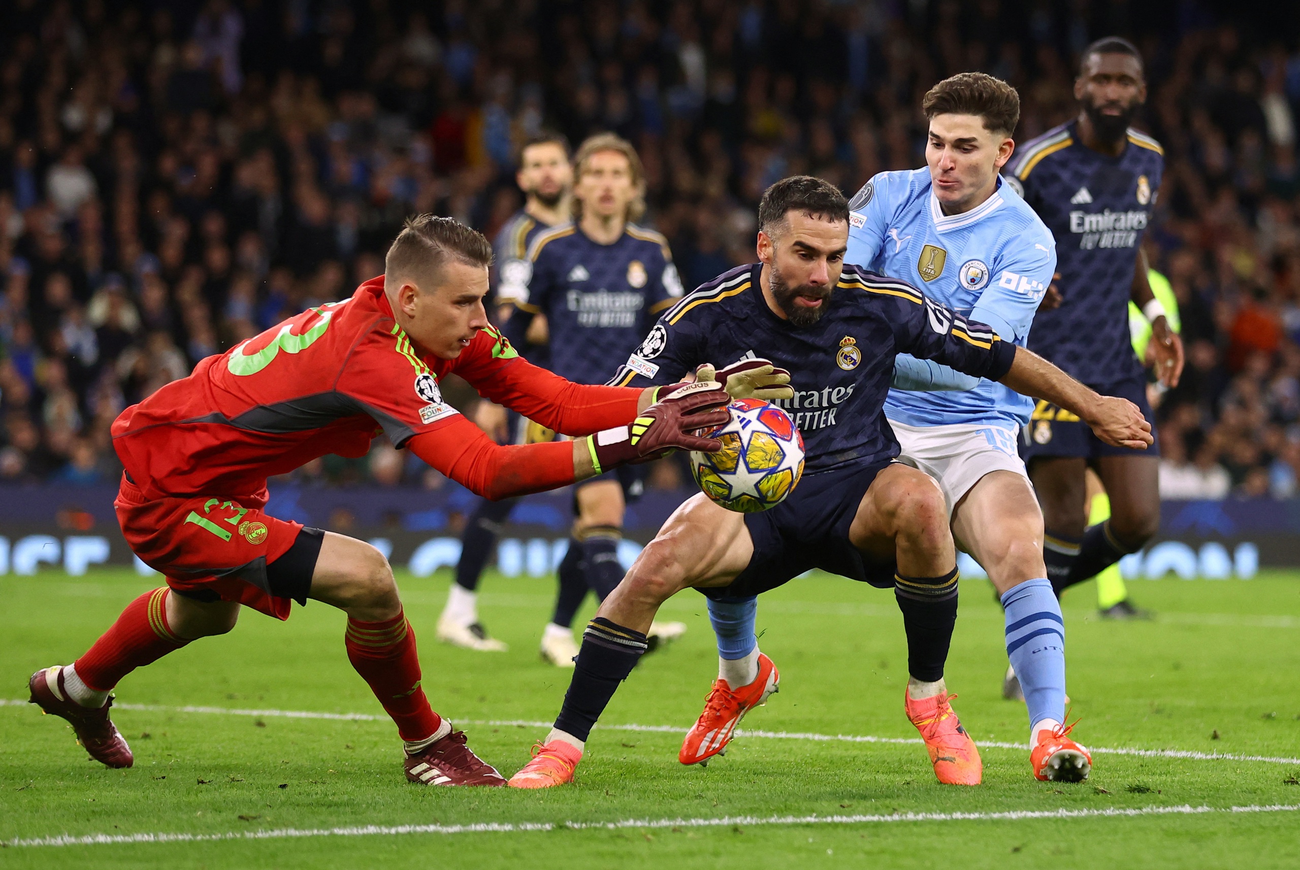 Thủ môn Andriy Lunin xuất sắc cản phá các đợt tấn công của chủ nhà Man City