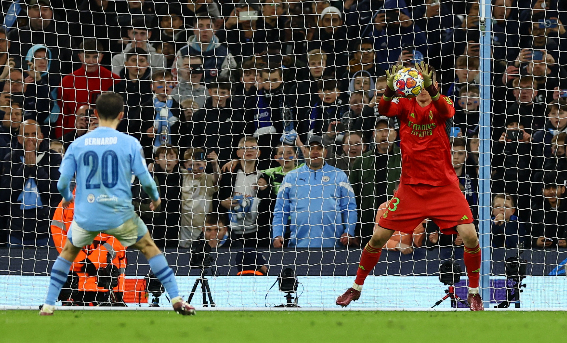 Thủ m&ocirc;n Andriy Lunin chụp d&iacute;nh c&uacute; s&uacute;t của Bernardo Silva
