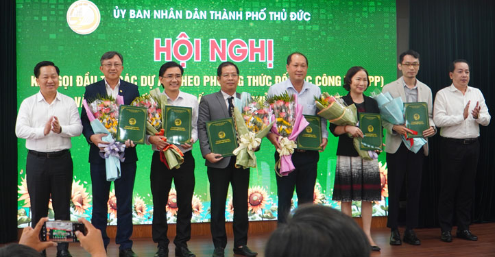 Lãnh đạo UBND TP Thủ Đức trao quyết định, chúc mừng các doanh nghiệp thực hiện dự án nhà ở
