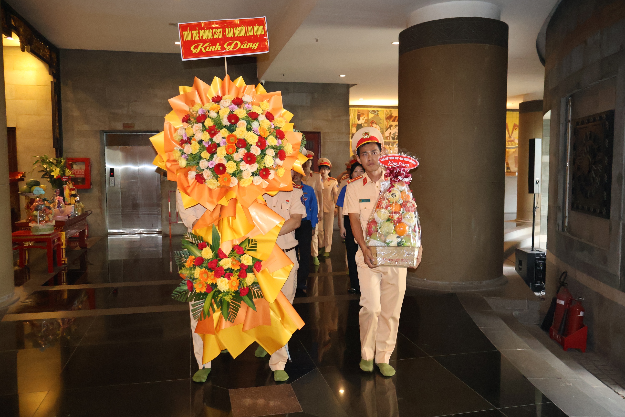 Đo&agrave;n Thanh ni&ecirc;n b&aacute;o Người Lao Động, Ph&ograve;ng CSGT TP HCM d&acirc;ng hoa, d&acirc;ng hương tưởng niệm c&aacute;c vua H&ugrave;ng- Ảnh 1.