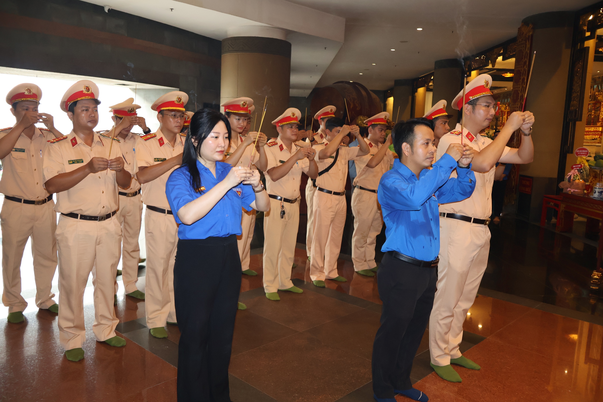 Đo&agrave;n Thanh ni&ecirc;n b&aacute;o Người Lao Động, Ph&ograve;ng CSGT TP HCM d&acirc;ng hoa, d&acirc;ng hương tưởng niệm c&aacute;c vua H&ugrave;ng- Ảnh 2.