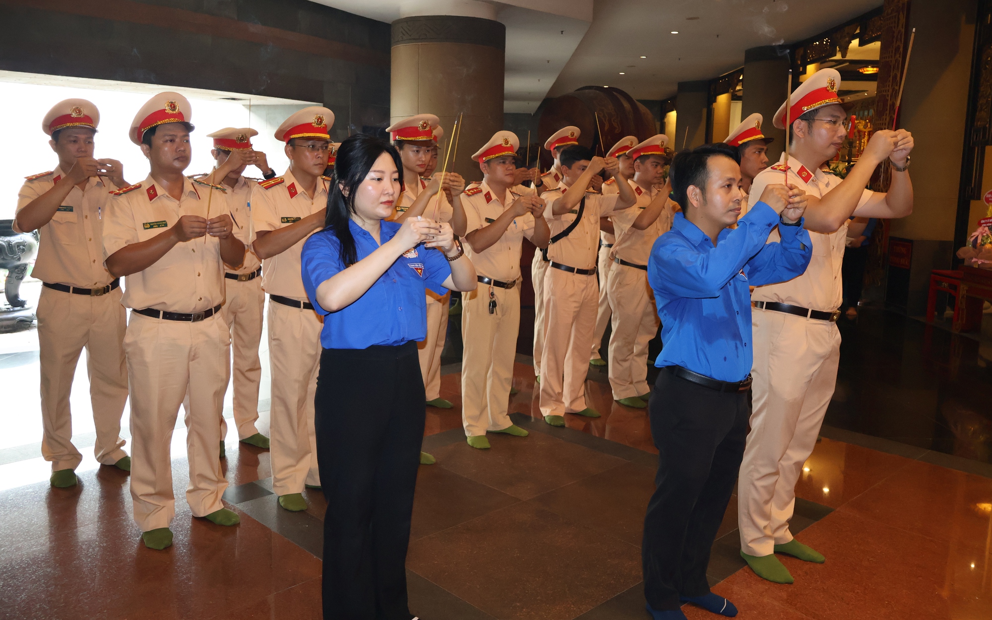 Đo&agrave;n Thanh ni&ecirc;n b&aacute;o Người Lao Động, Ph&ograve;ng CSGT TP HCM d&acirc;ng hoa, d&acirc;ng hương tưởng niệm c&aacute;c vua H&ugrave;ng