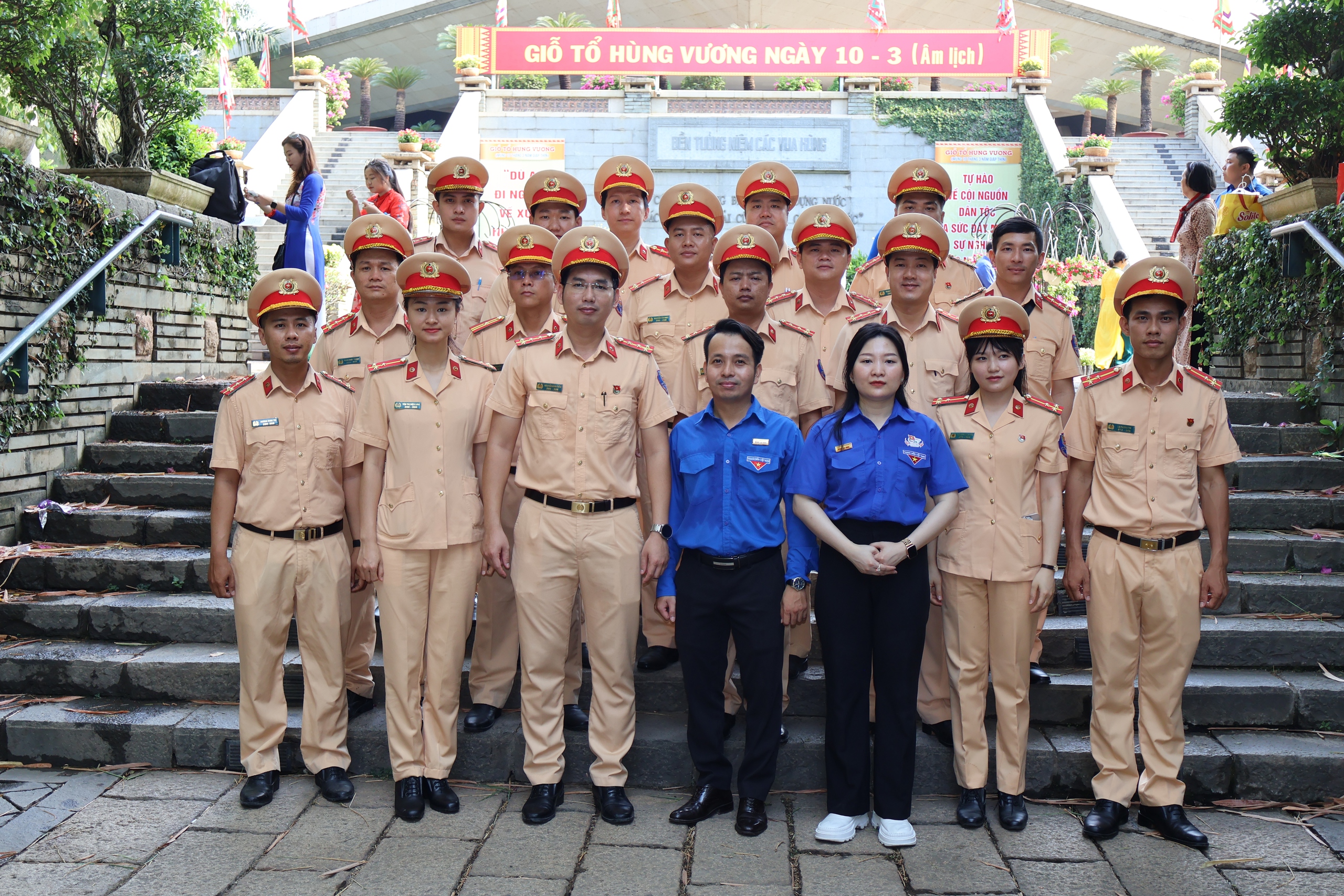 Đo&agrave;n Thanh ni&ecirc;n b&aacute;o Người Lao Động, Ph&ograve;ng CSGT TP HCM d&acirc;ng hoa, d&acirc;ng hương tưởng niệm c&aacute;c vua H&ugrave;ng- Ảnh 3.