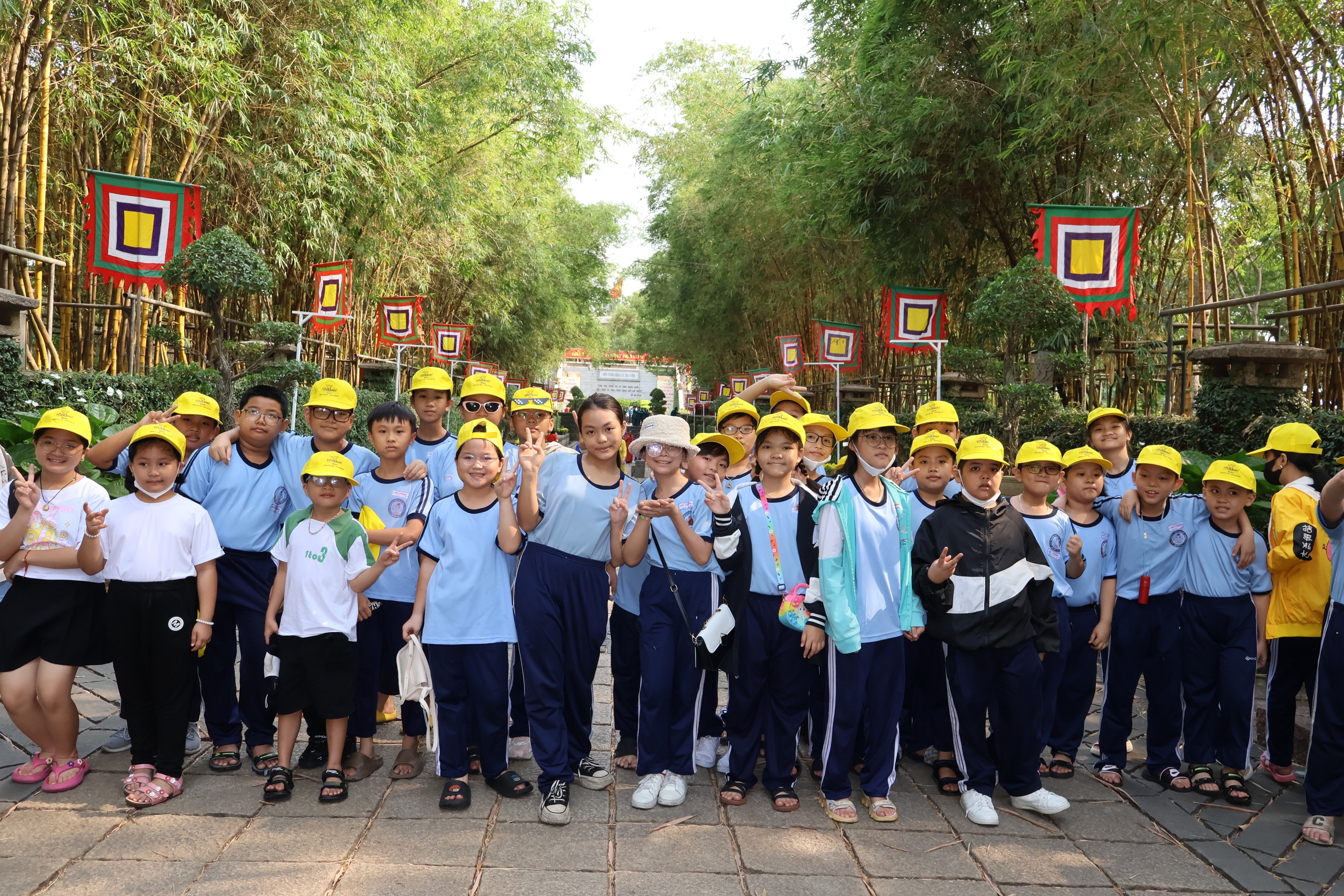 H&igrave;nh ảnh người d&acirc;n TP HCM đổ về Đền Tưởng niệm c&aacute;c Vua H&ugrave;ng- Ảnh 5.