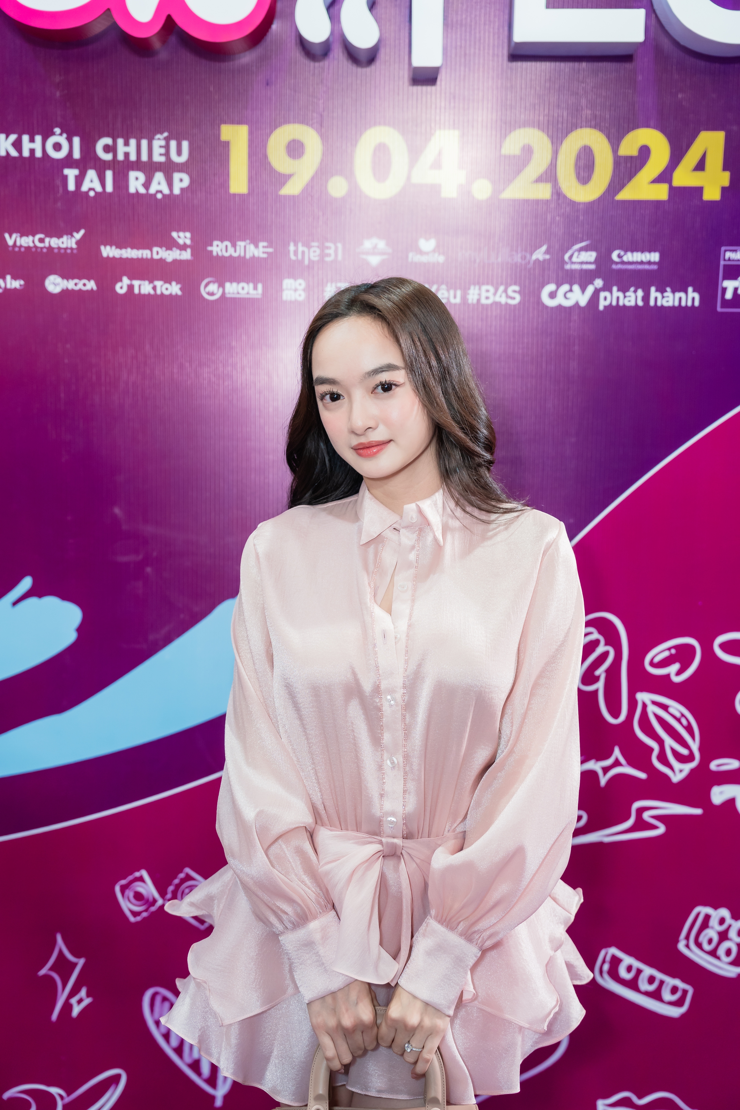 Ho&agrave;ng Yến Chibi v&agrave; Jun Vũ quyến rũ tr&ecirc;n thảm đỏ- Ảnh 8.