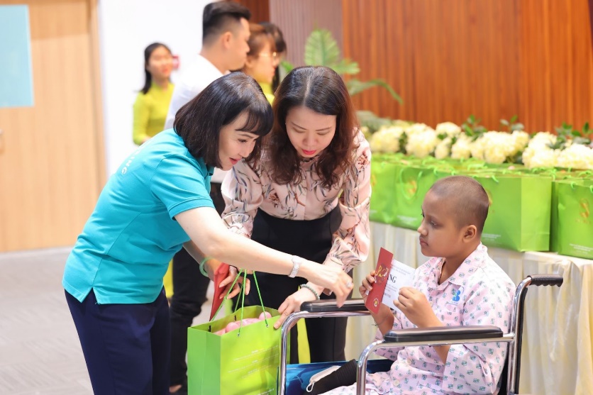 A person helping a child with a shopping bag Description automatically generated