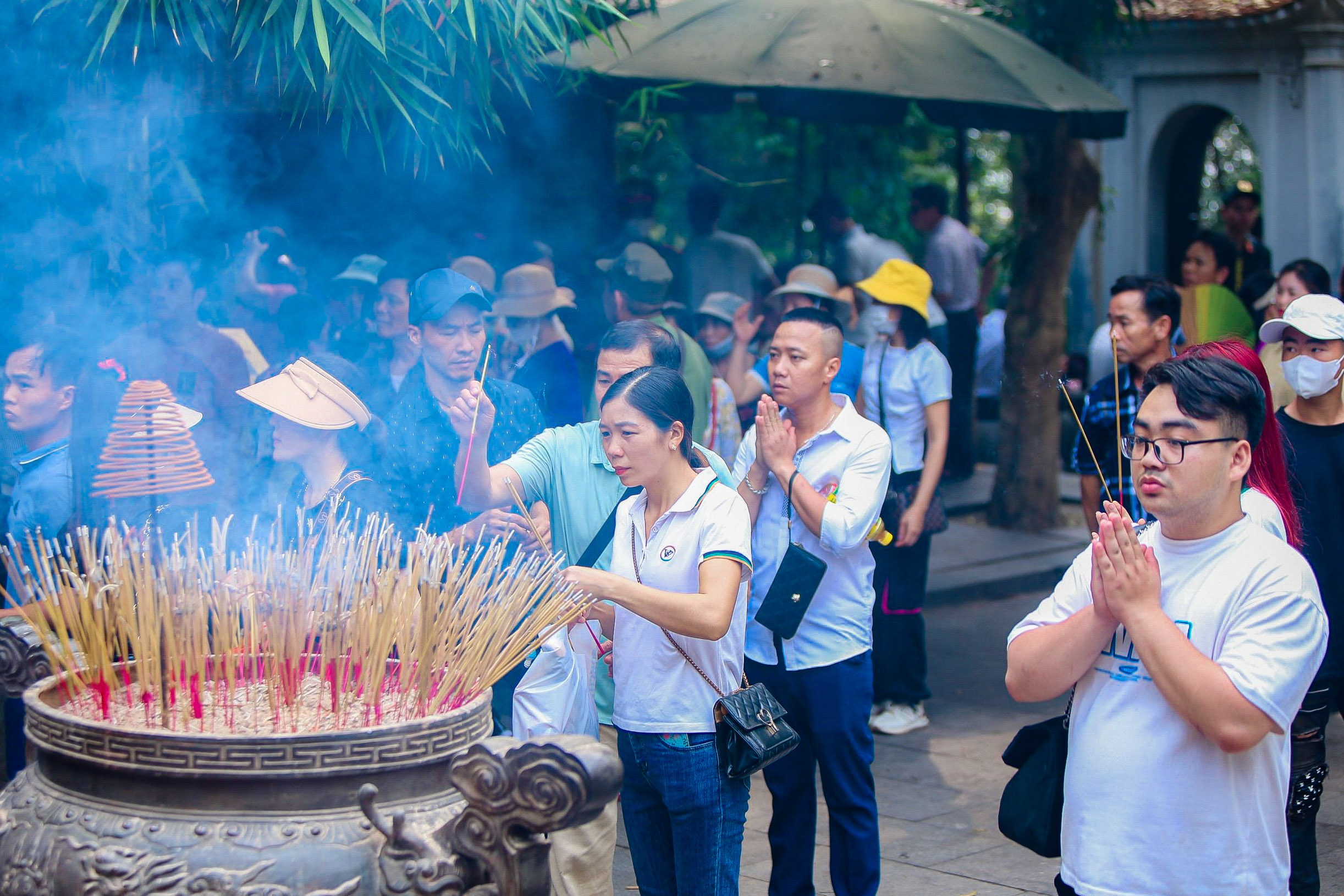 Người dân đổ về đền Hùng trước ngày Giỗ Tổ mùng 10-3- Ảnh 8.