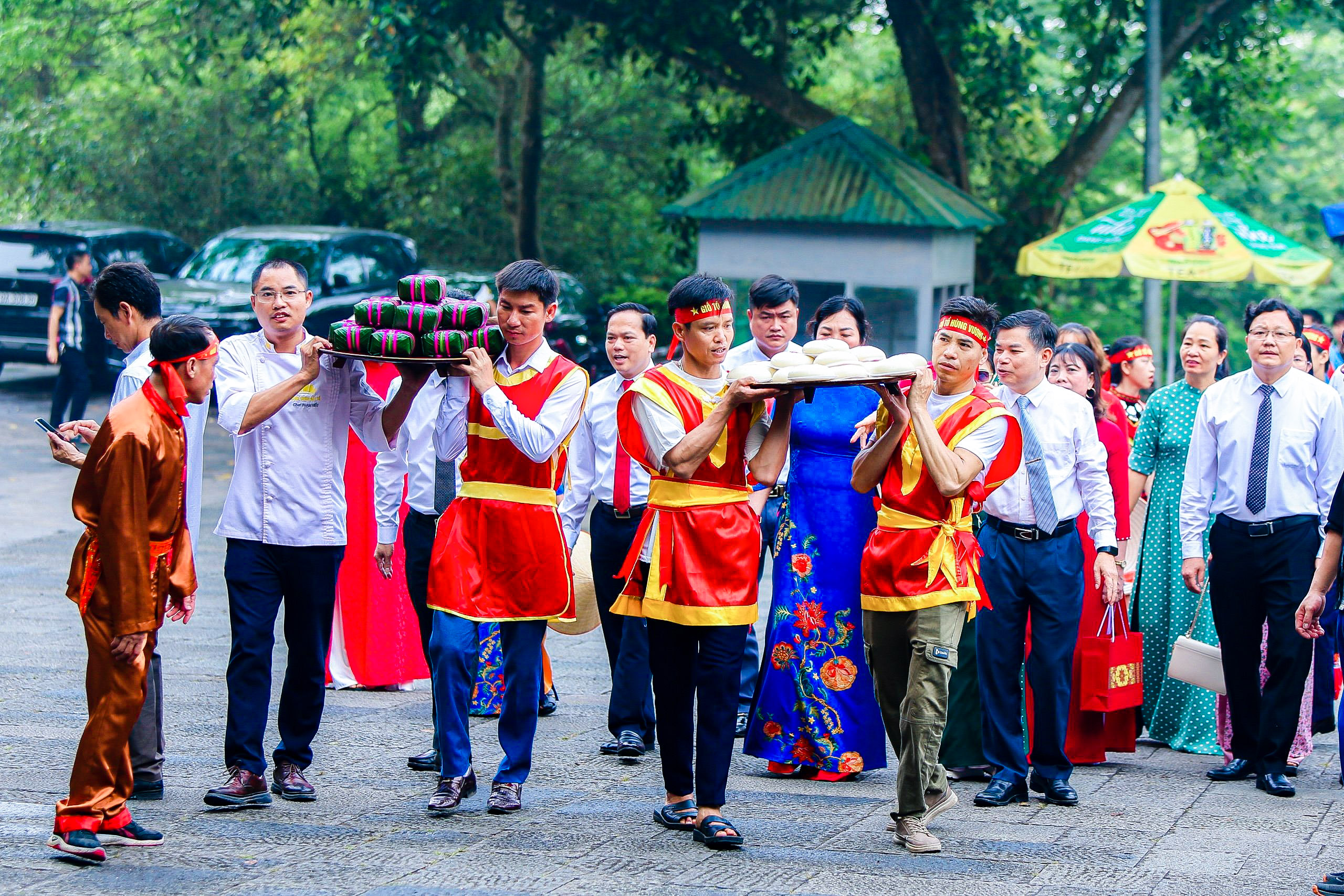 Người dân đổ về đền Hùng trước ngày Giỗ Tổ mùng 10-3- Ảnh 10.