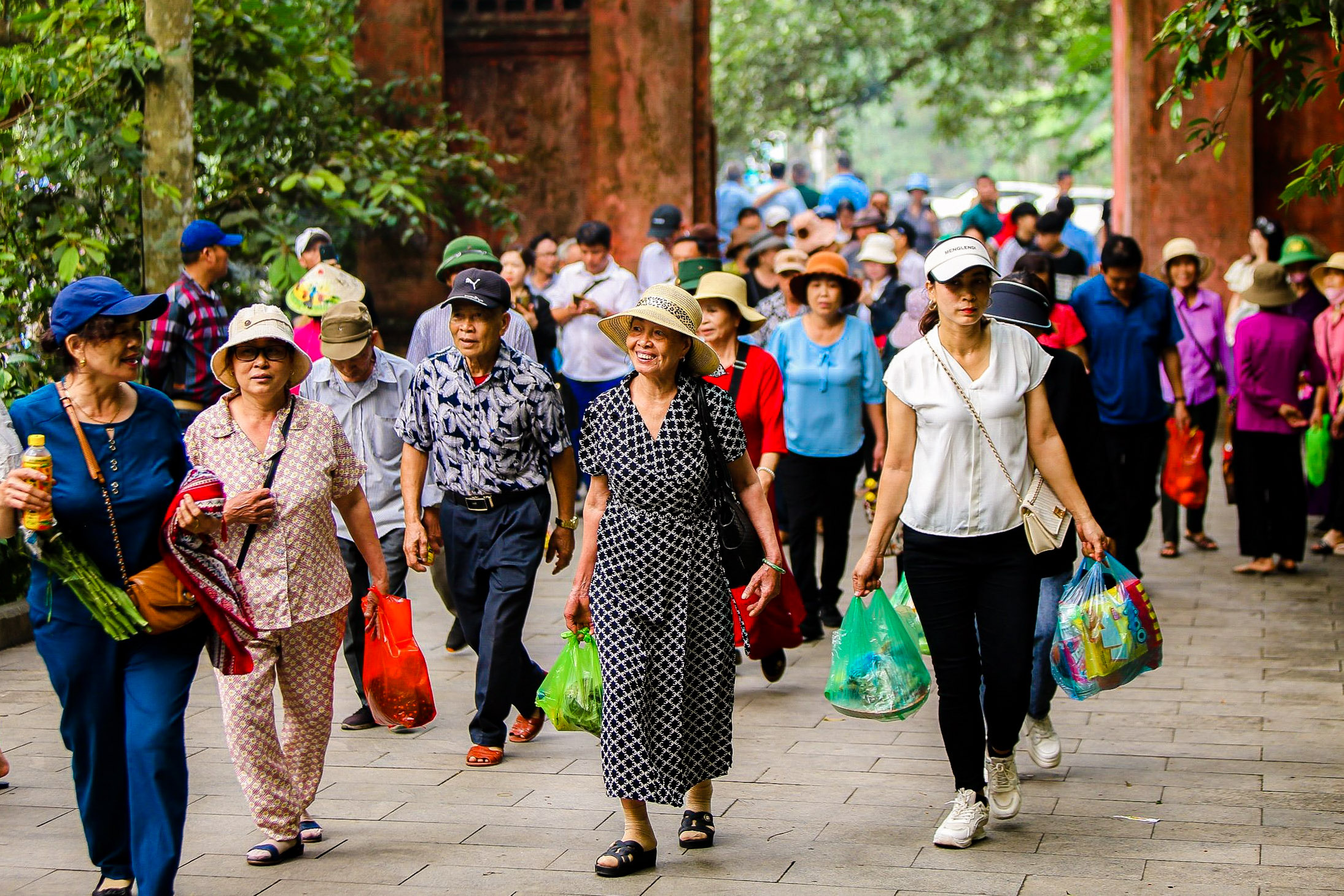 Người dân đổ về đền Hùng trước ngày Giỗ Tổ mùng 10-3- Ảnh 4.
