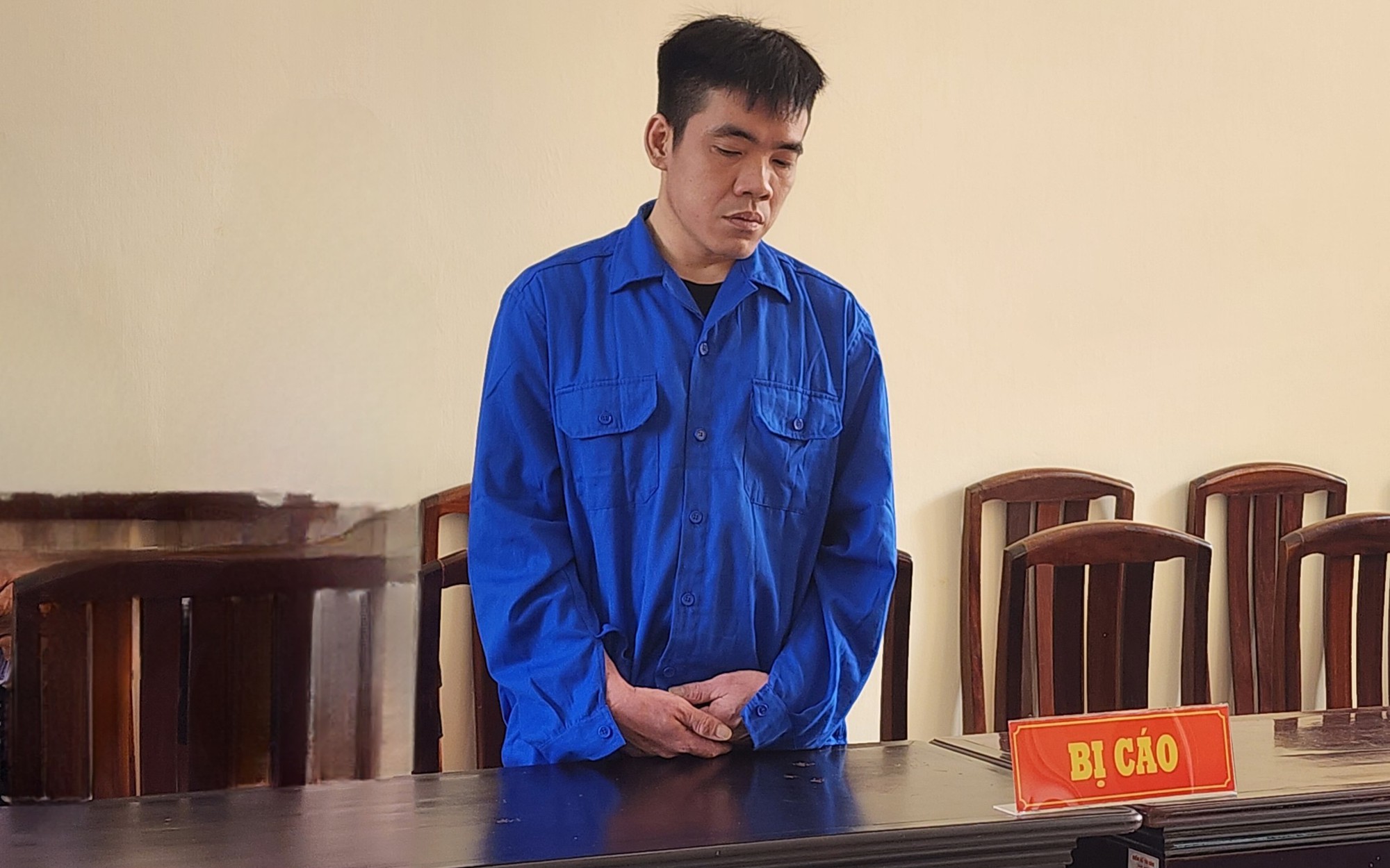 Cha dượng chém chết con gái riêng của vợ