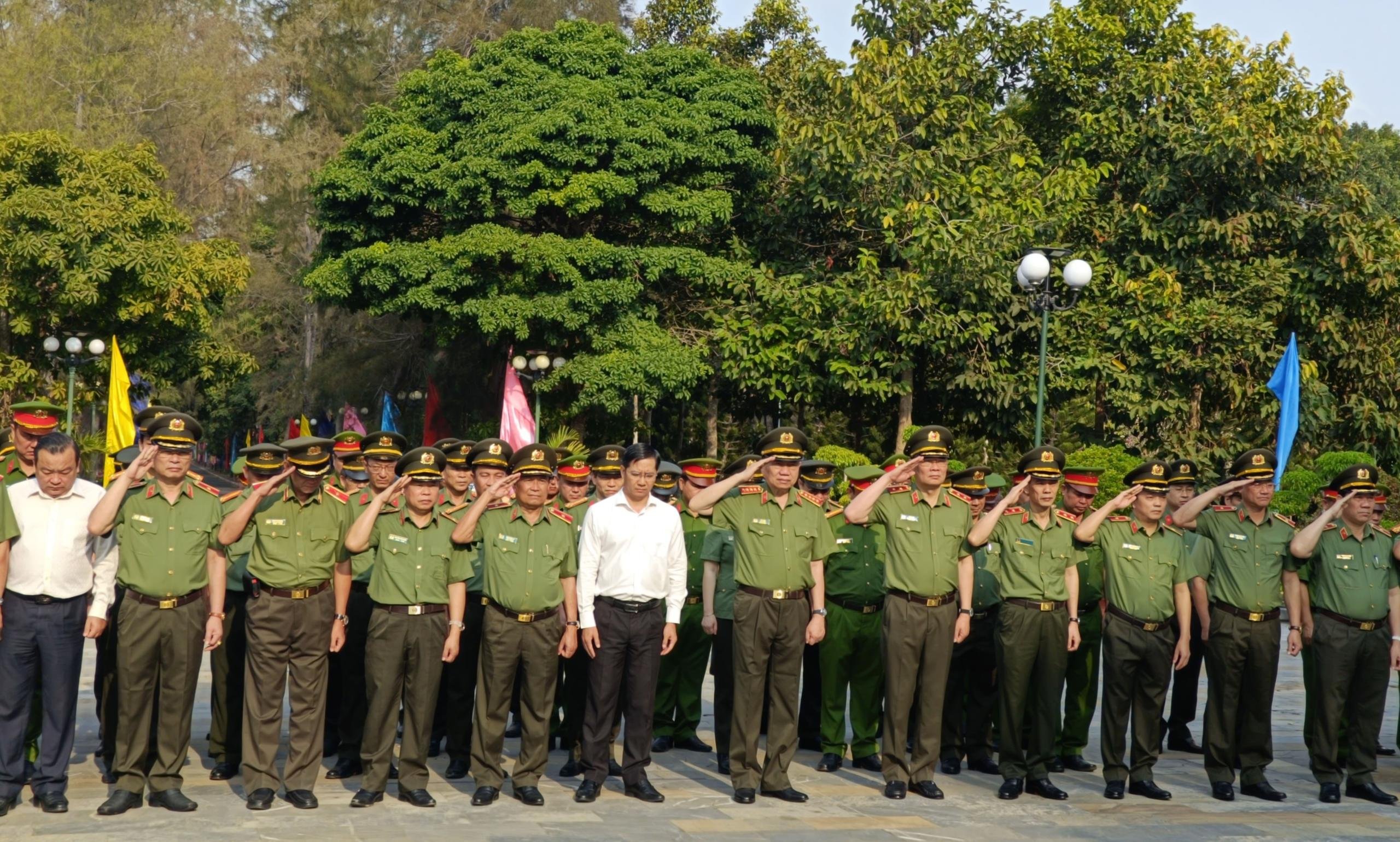 Đại tướng T&ocirc; L&acirc;m d&acirc;ng hương tưởng niệm c&aacute;c anh h&ugrave;ng, liệt sĩ- Ảnh 1.