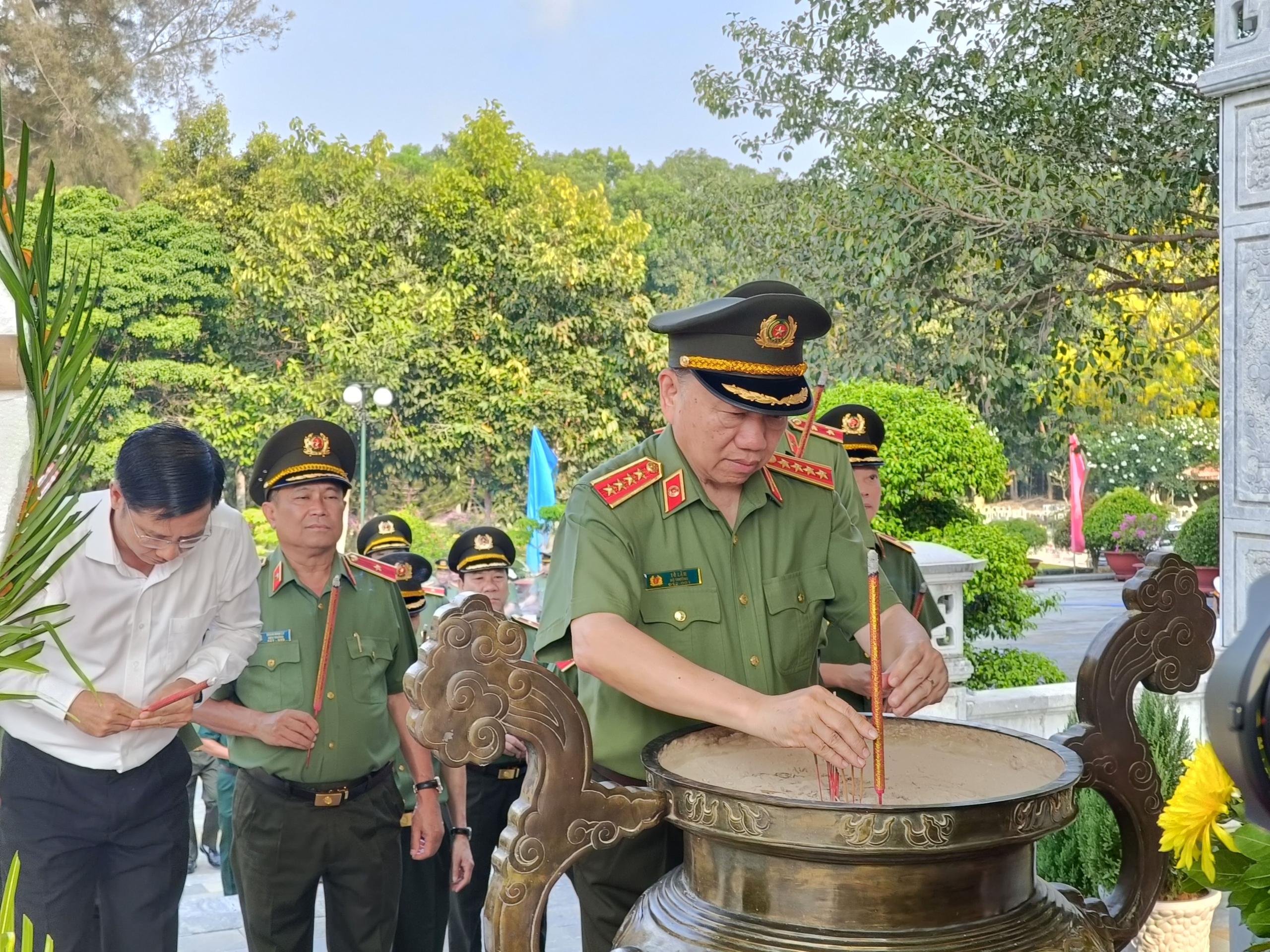 Đại tướng T&ocirc; L&acirc;m d&acirc;ng hương tưởng niệm c&aacute;c anh h&ugrave;ng, liệt sĩ- Ảnh 2.