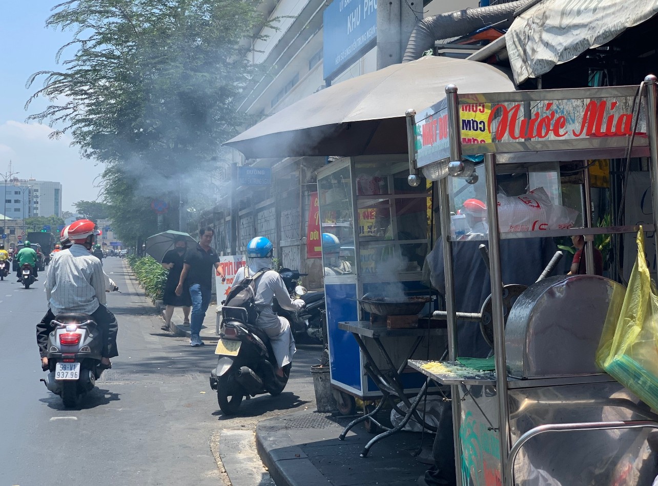 Ý thức giữ gìn trật tự, vệ sinh của một bộ phận cư dân còn chưa phù hợp với lối sống đô thị Ảnh: ThÙY An