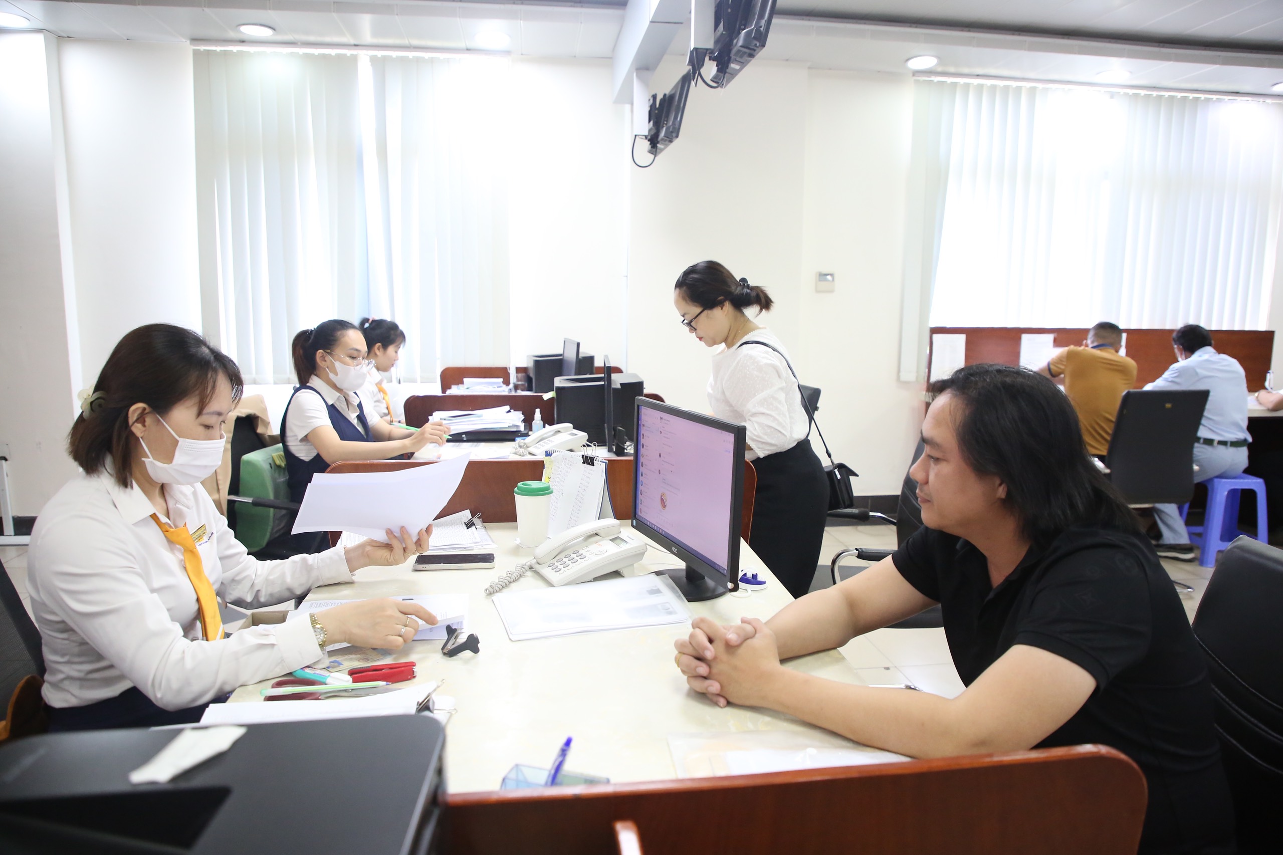 L&atilde;nh đạo tỉnh Quảng Nam chỉ đạo c&aacute;c cơ quan chức năng t&iacute;ch cực th&aacute;o gỡ kh&oacute; khăn cho doanh nghiệp; tr&aacute;nh đ&ugrave;n đẩy, n&eacute; tr&aacute;nh v&agrave; tư tưởng giữ v&ugrave;ng an to&agrave;nẢnh: TRẦN THƯỜNG