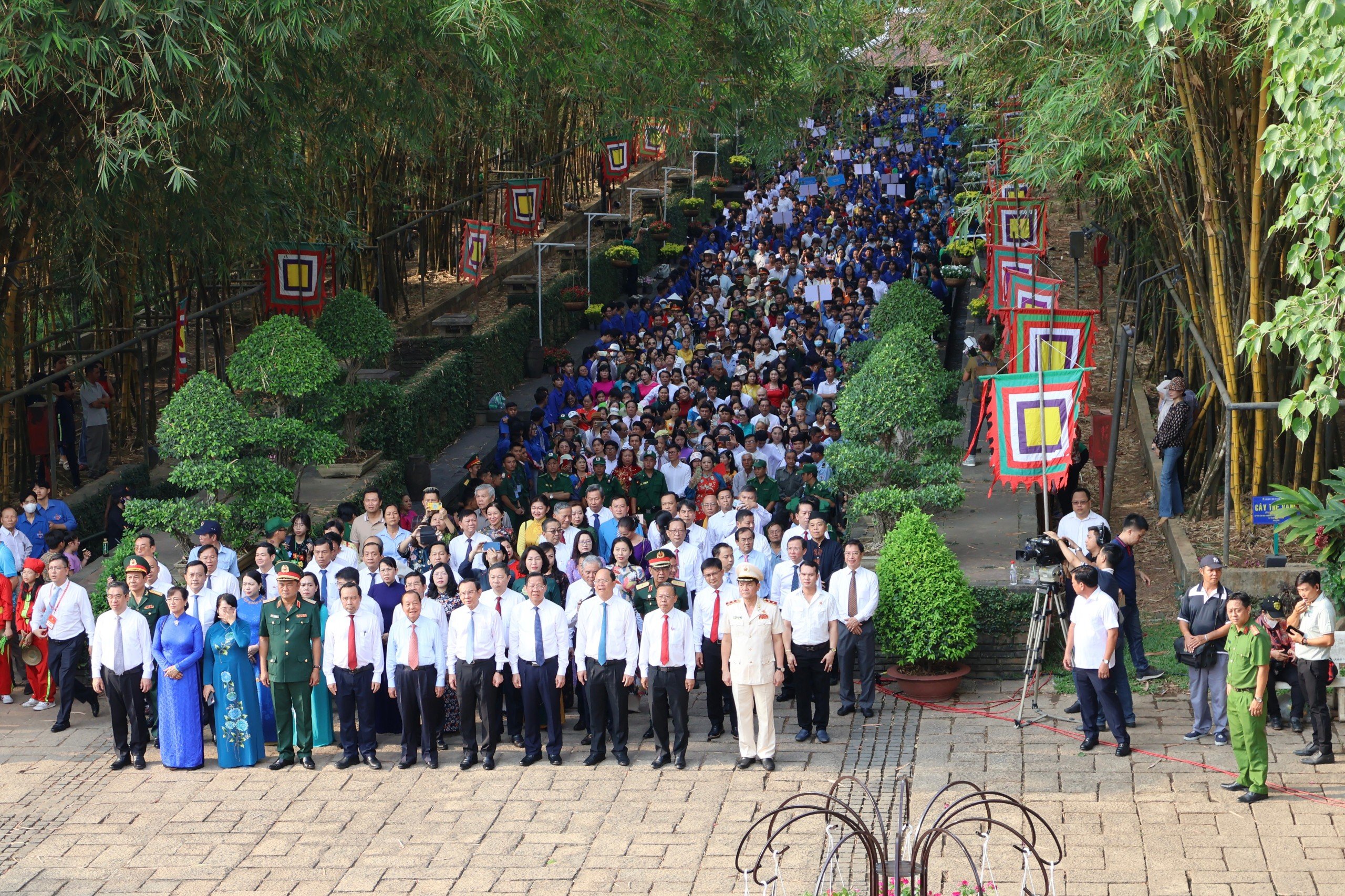 Lãnh đạo TP HCM dâng hương tại Đền tưởng niệm các Vua Hùng s&aacute;ng 18-4 Ảnh: Trường Hoàng