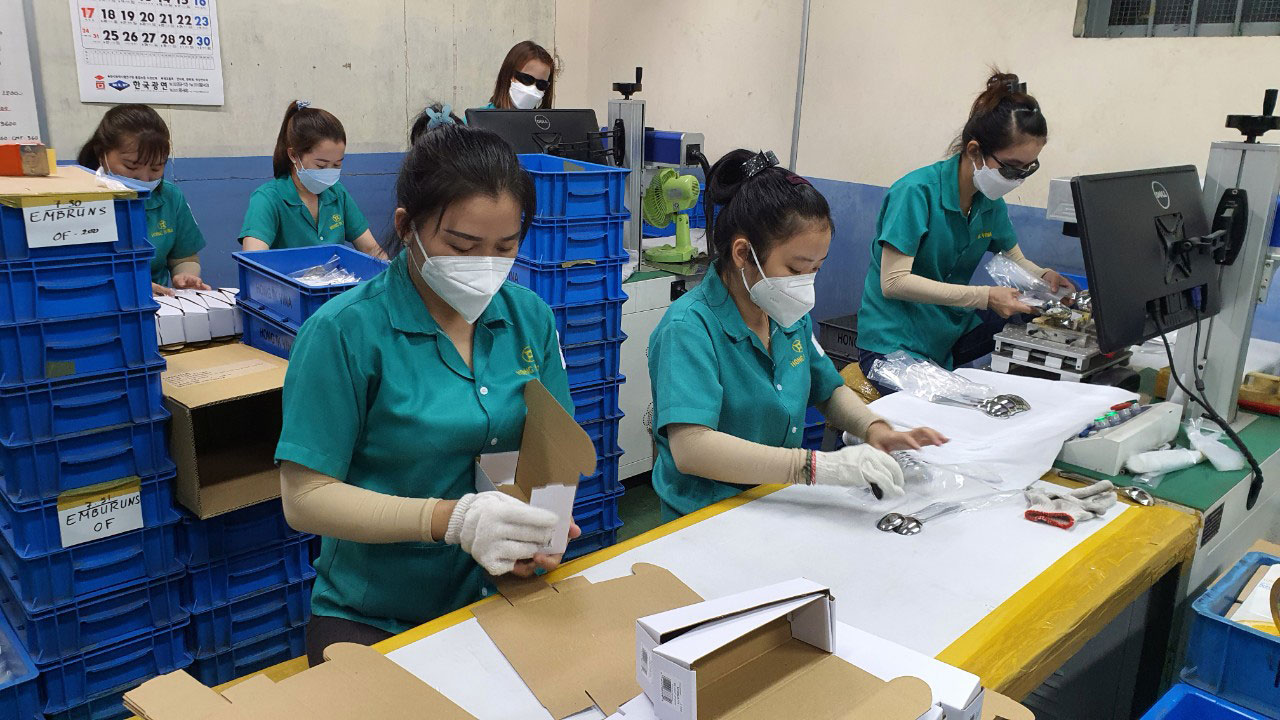 Người lao động mong được hoán đổi thời gian đóng dư BHXH với tuổi nghỉ hưu để tiếp cận lương hưu sớm hơn Ảnh: HỒNG ĐÀO