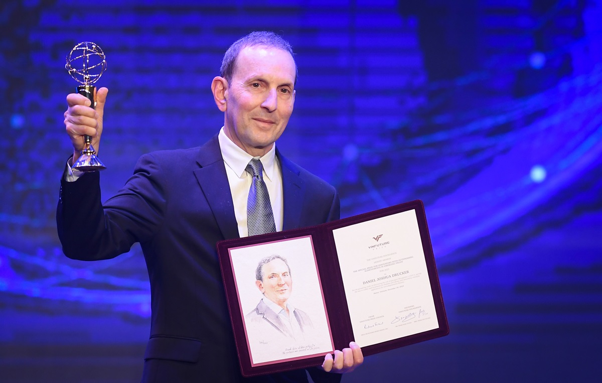 GS. Daniel Joshua Drucker (Viện nghi&ecirc;n cứu Lunenfeld-Tanenbaum, Đại học Toronto, Canada), Chủ nh&acirc;n Giải Đặc biệt VinFuture 2023 d&agrave;nh cho Nh&agrave; khoa học nghi&ecirc;n cứu c&aacute;c lĩnh vực mới vừa được tạp ch&iacute; Time b&igrave;nh chọn Top 100 nh&acirc;n vật ảnh hưởng nhất thế giới 2024