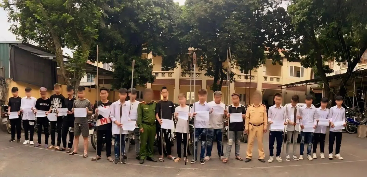 19 học sinh phóng xe máy ầm ầm, cầm dao phóng lợn gây náo loạn- Ảnh 1.