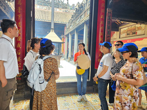 Du kh&aacute;ch tham quan ch&ugrave;a B&agrave; Thi&ecirc;n Hậu ở quận 5, TP HCM Ảnh: LAM GIANG