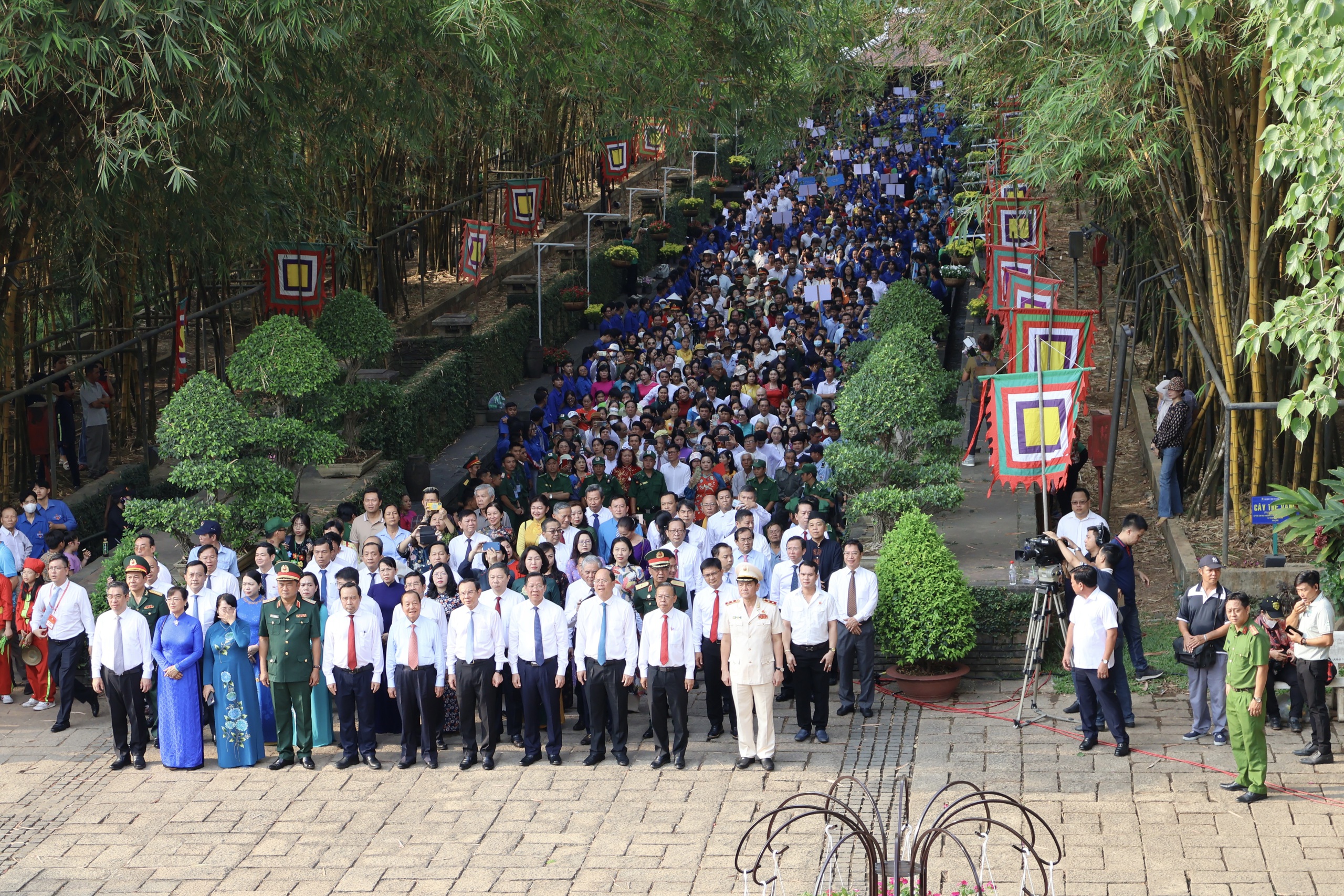 H&igrave;nh ảnh d&ograve;ng người ở TP HCM th&agrave;nh k&iacute;nh tưởng nhớ c&aacute;c Vua H&ugrave;ng- Ảnh 2.