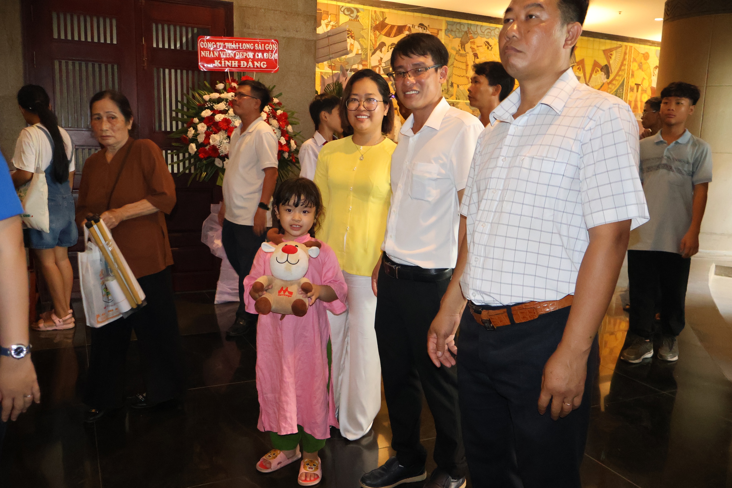 H&igrave;nh ảnh d&ograve;ng người ở TP HCM th&agrave;nh k&iacute;nh tưởng nhớ c&aacute;c Vua H&ugrave;ng- Ảnh 7.