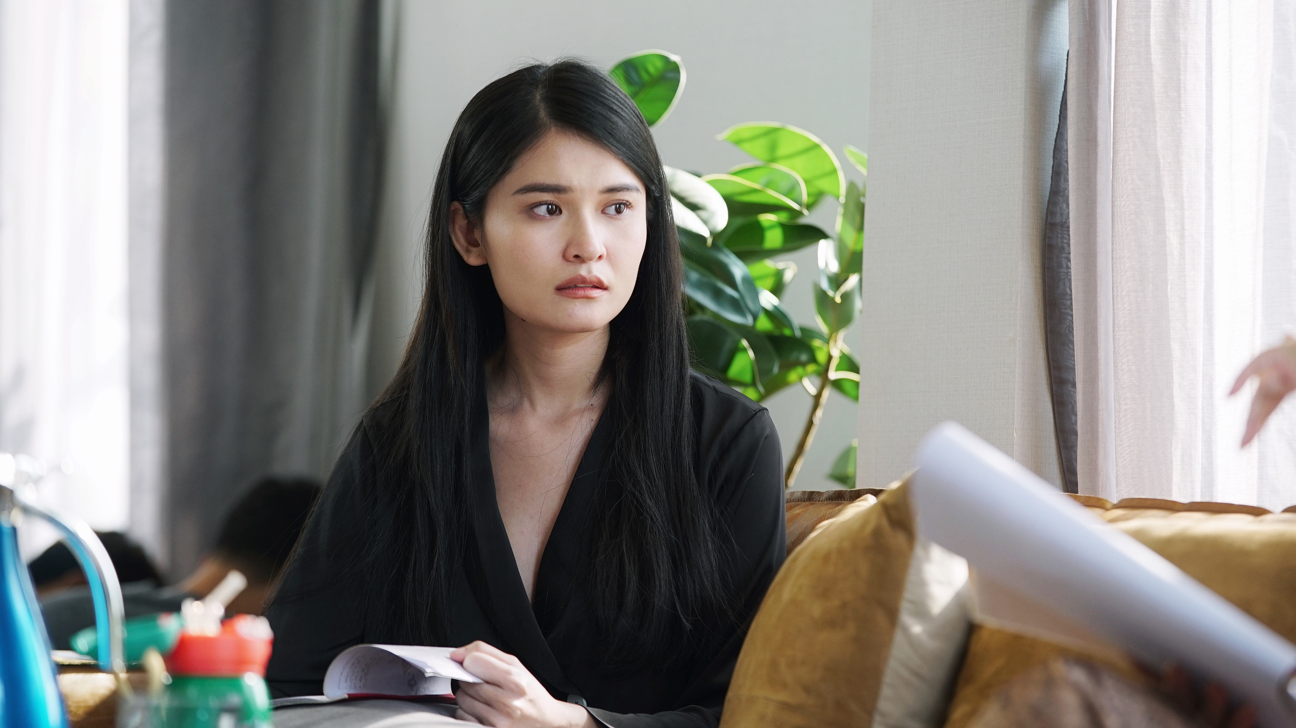&Aacute; hậu Th&ugrave;y Dung n&oacute;i g&igrave; khi bị ch&ecirc; diễn đơ, kh&oacute;c 