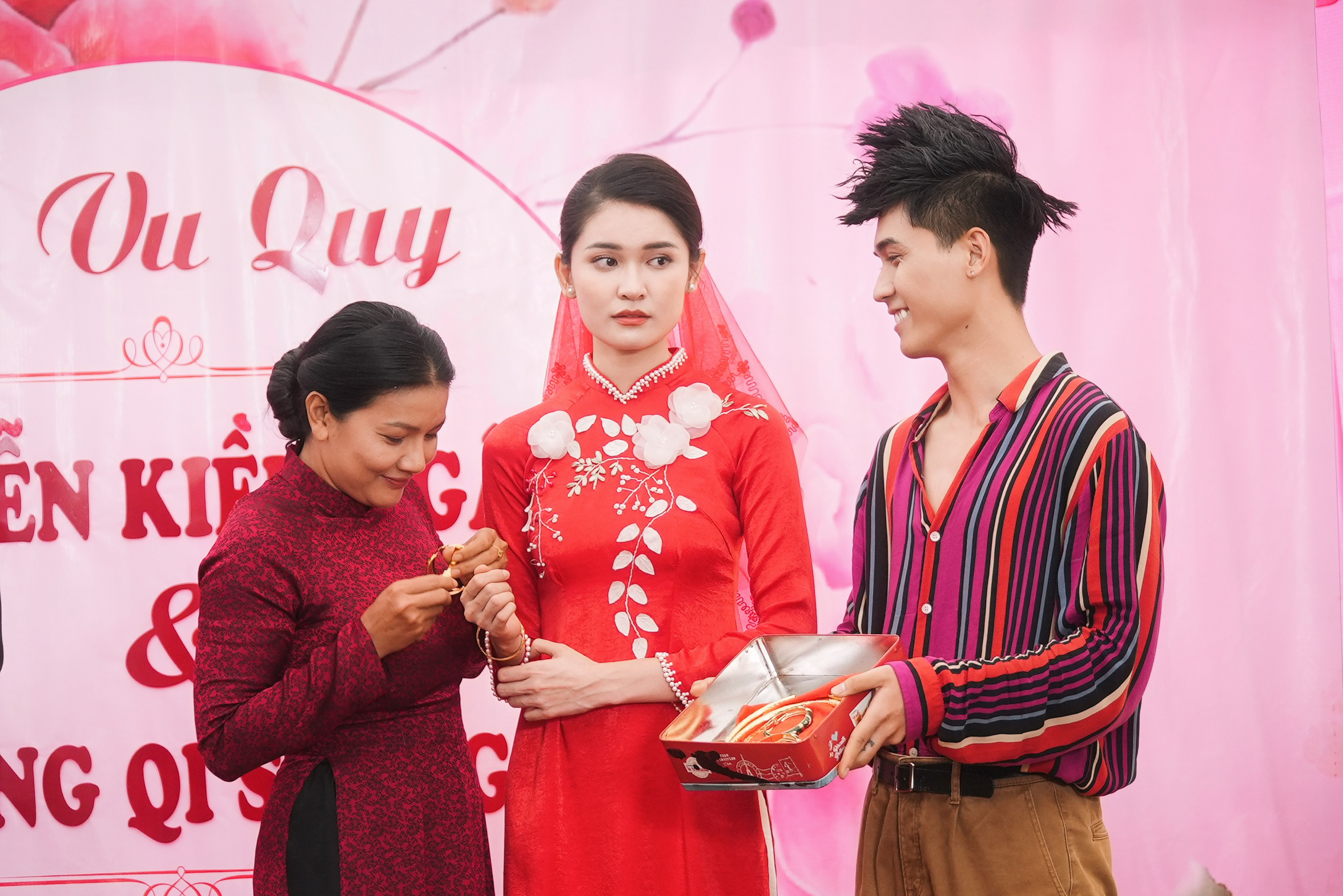 &Aacute; hậu Th&ugrave;y Dung n&oacute;i g&igrave; khi bị ch&ecirc; diễn đơ, kh&oacute;c 