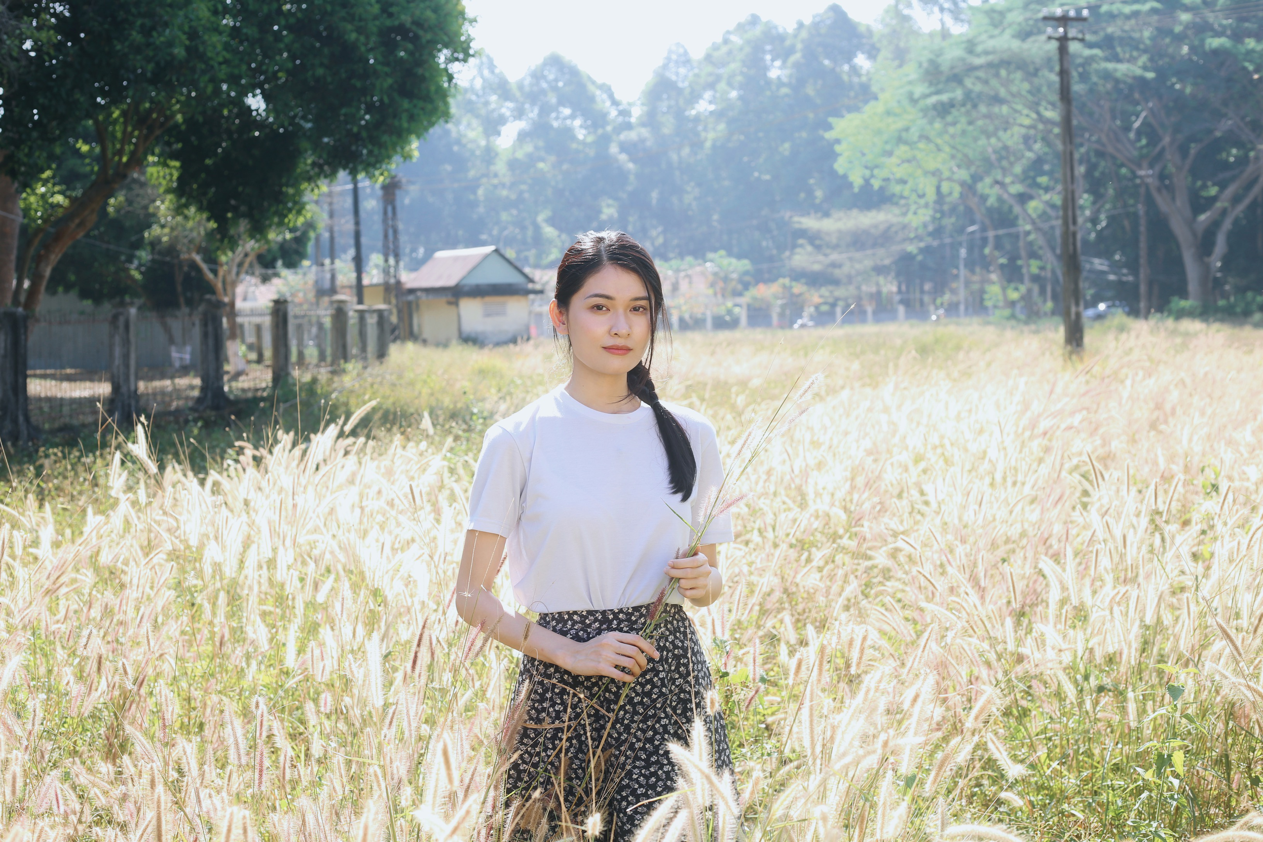 &Aacute; hậu Th&ugrave;y Dung n&oacute;i g&igrave; khi bị ch&ecirc; diễn đơ, kh&oacute;c 