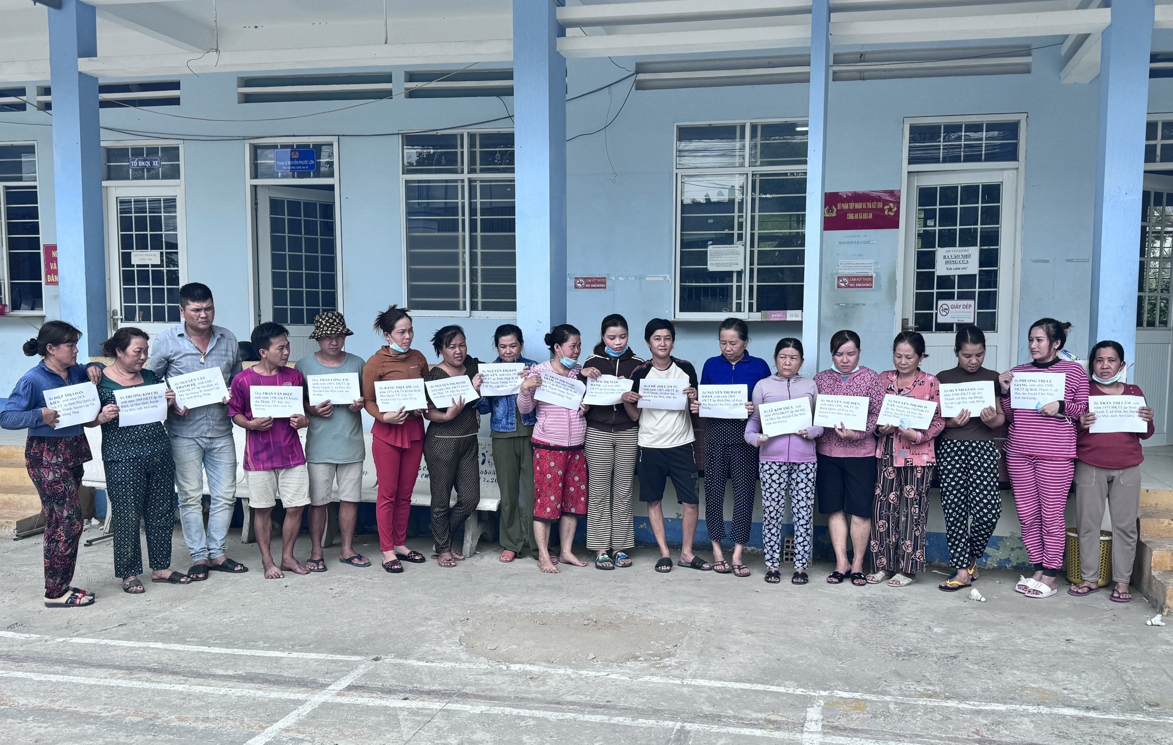 14 phụ nữ ở An Giang bị bắt quả tang đ&aacute;nh bạc, thu giữ nhiều tang vật- Ảnh 2.