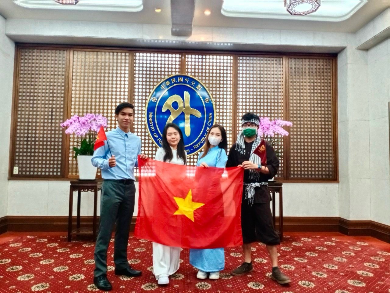 Tranh suất thực tập nước ngoài với thu nhập “khủng”- Ảnh 1.