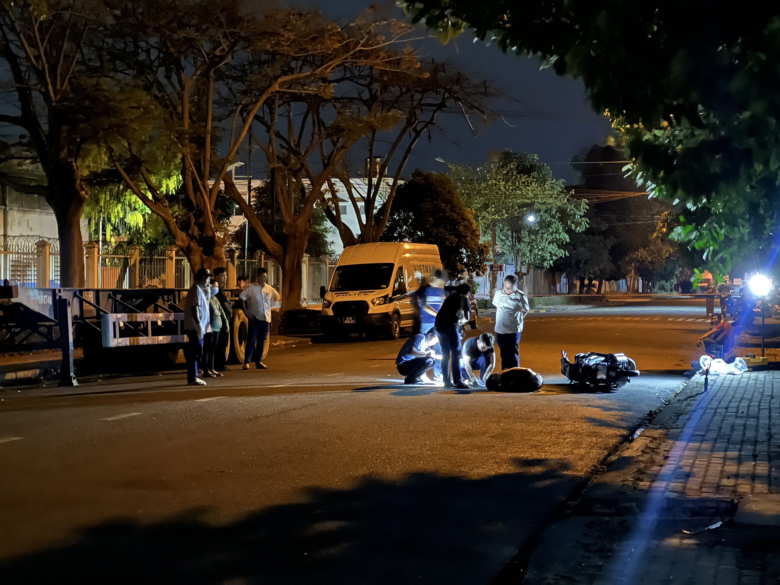 Người phụ nữ gục xuống đường trong Khu công nghiệp Sóng Thần- Ảnh 1.