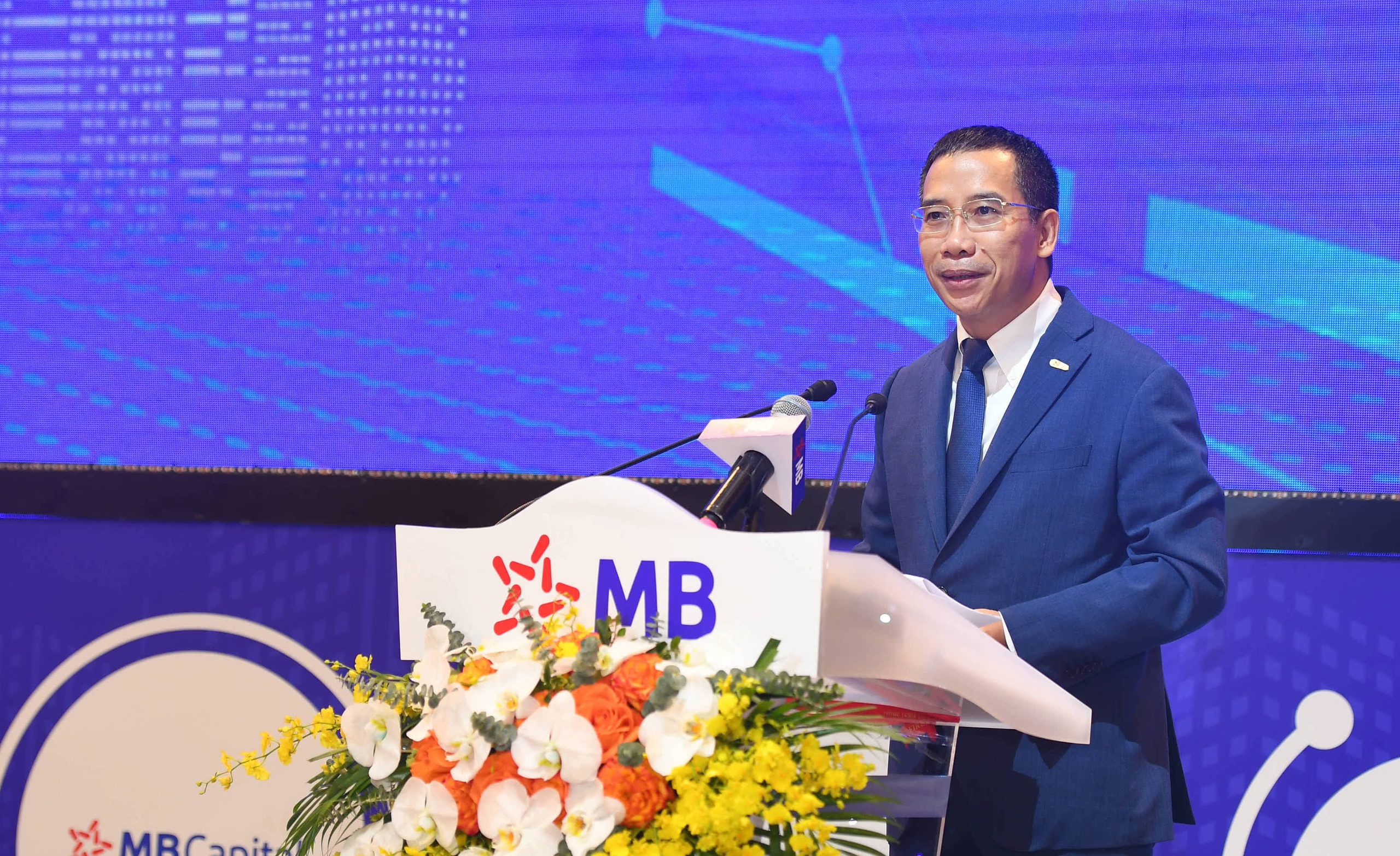 Một ng&acirc;n h&agrave;ng vừa tặng 500.000 đồng cho cổ đ&ocirc;ng đi họp, hứa chia cổ tức 20%- Ảnh 1.