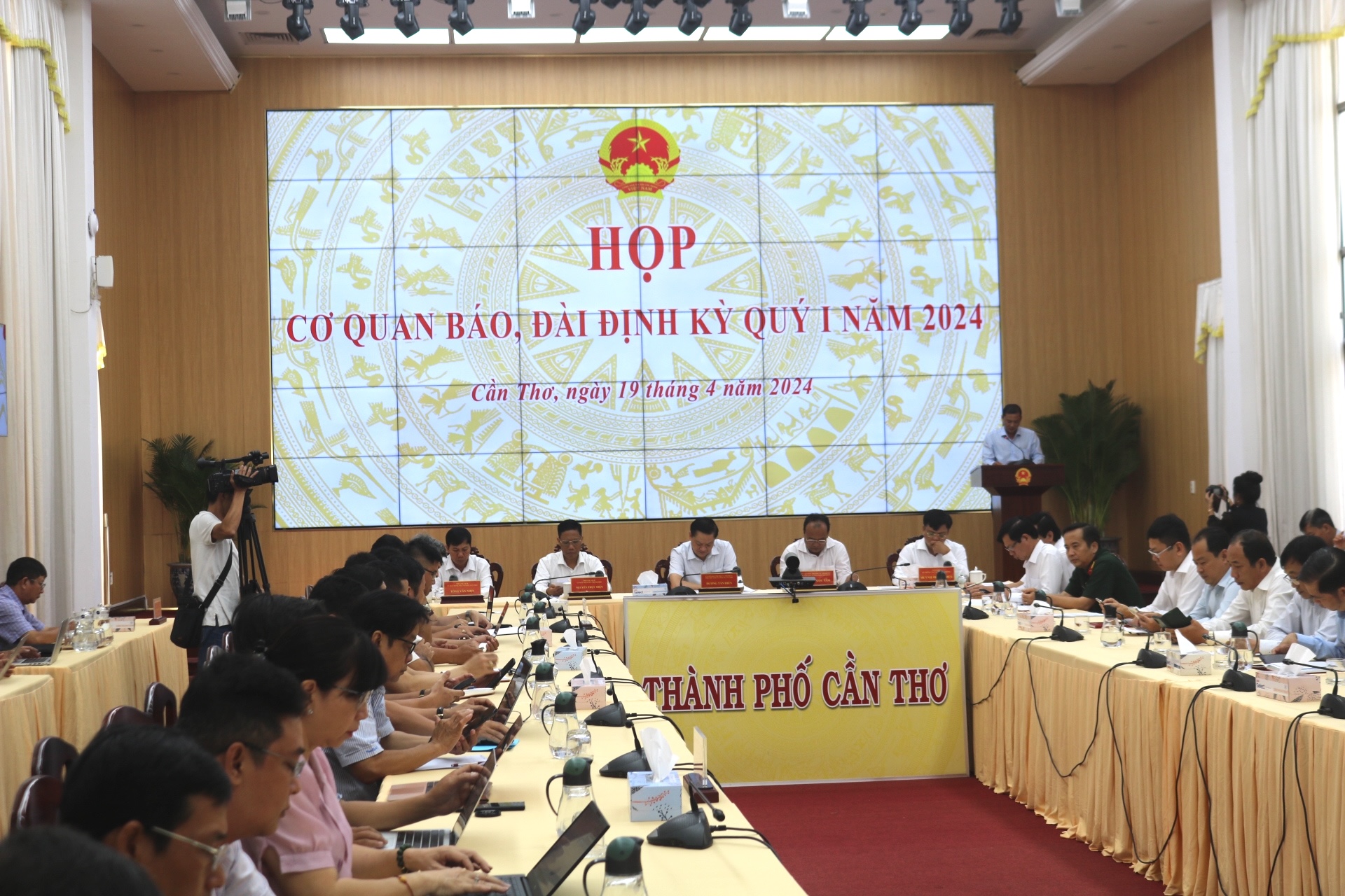 Cần Thơ: Sẽ ban h&agrave;nh lại quy chế họp b&aacute;o sau nhiều &yacute; kiến tr&aacute;i chiều

- Ảnh 2.