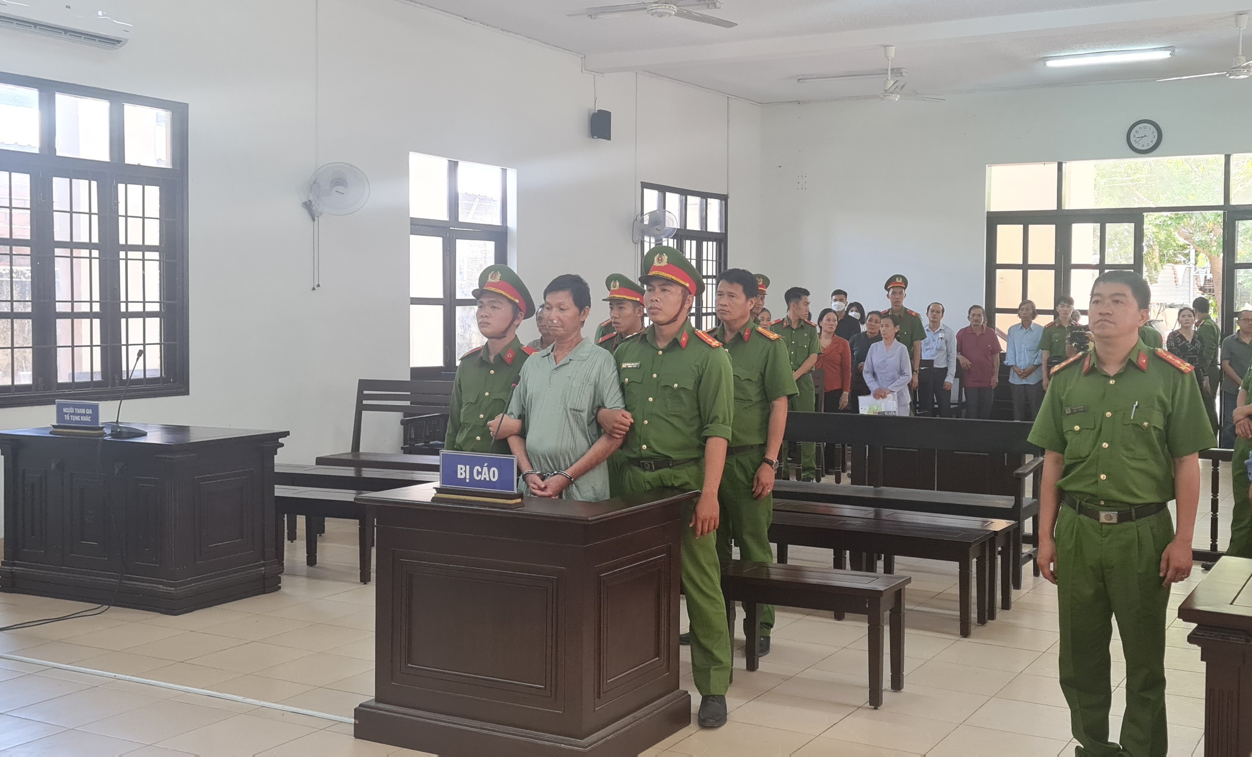 Tuy&ecirc;n tử h&igrave;nh đối tượng mang rựa ch&eacute;m gục 3 người h&agrave;ng x&oacute;m l&uacute;c rạng s&aacute;ng- Ảnh 1.