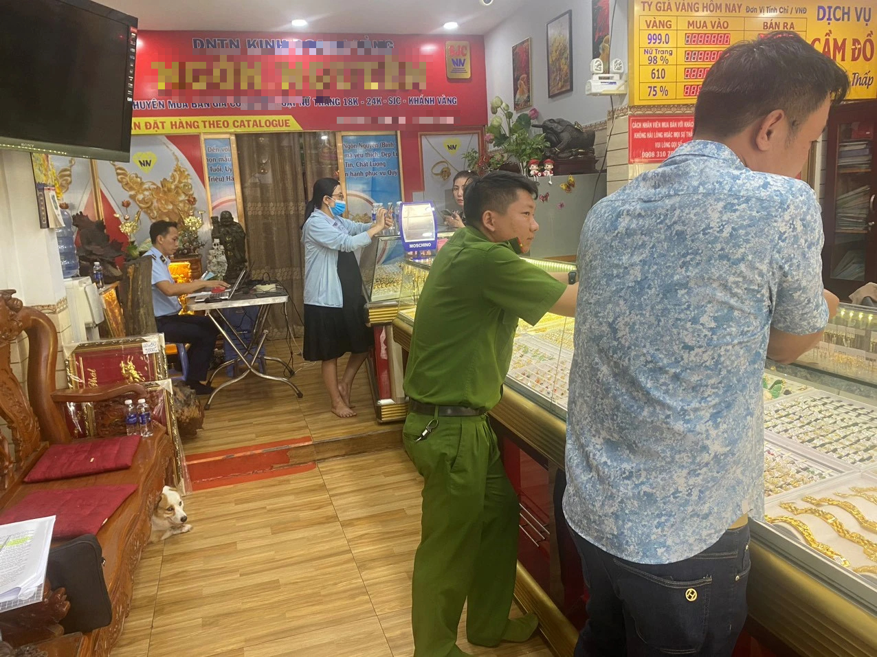 QLTT TPHCM tiếp tục ph&aacute;t hiện nhiều tiệm v&agrave;ng vi phạm- Ảnh 1.
