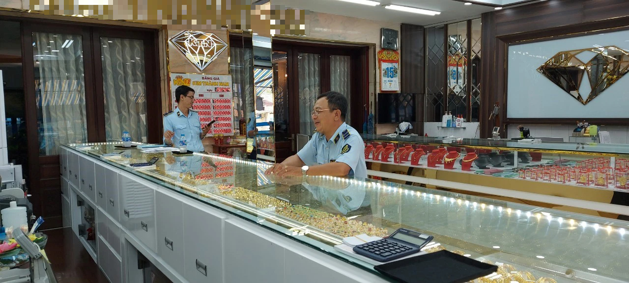 QLTT TPHCM tiếp tục ph&aacute;t hiện nhiều tiệm v&agrave;ng vi phạm- Ảnh 2.