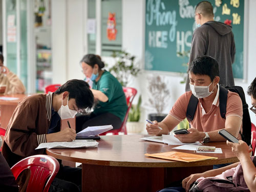 Người lao động nhận trợ cấp thất nghiệp tại Trung tâm Dịch vụ Việc làm TP HCM Ảnh: HUỲNH NHƯ