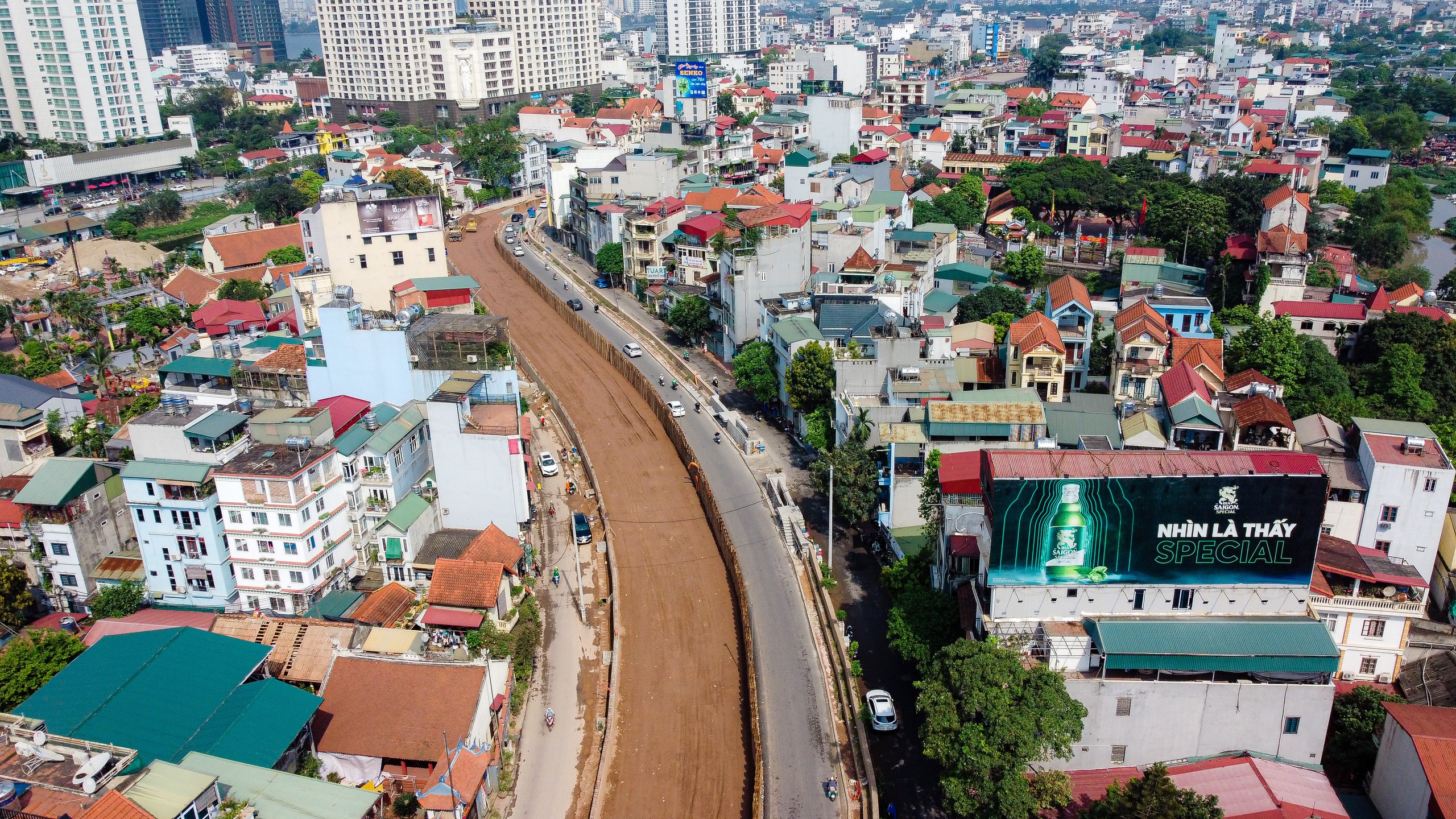VIDEO: To&agrave;n cảnh tuyến đường kết nối quận Ba Đ&igrave;nh với s&acirc;n bay Nội B&agrave;i trước ng&agrave;y về đ&iacute;ch- Ảnh 2.
