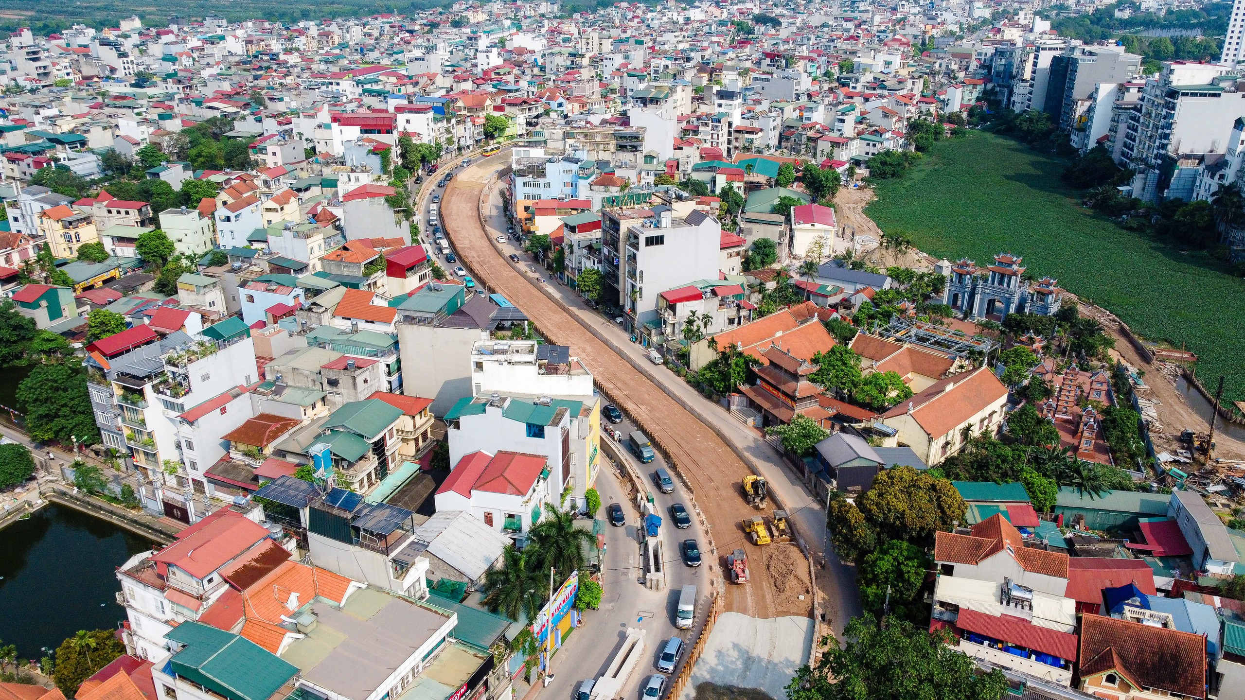 VIDEO: To&agrave;n cảnh tuyến đường kết nối quận Ba Đ&igrave;nh với s&acirc;n bay Nội B&agrave;i trước ng&agrave;y về đ&iacute;ch- Ảnh 3.
