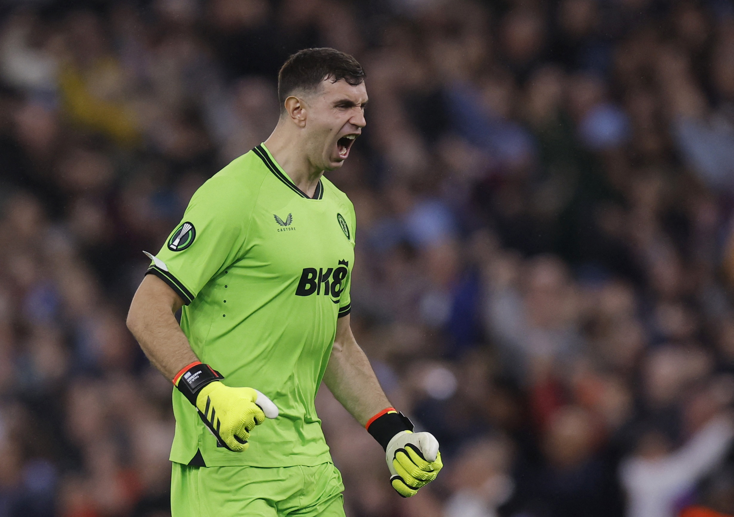 Hy hữu: Hai thẻ vàng không bị đuổi, Emiliano Martinez