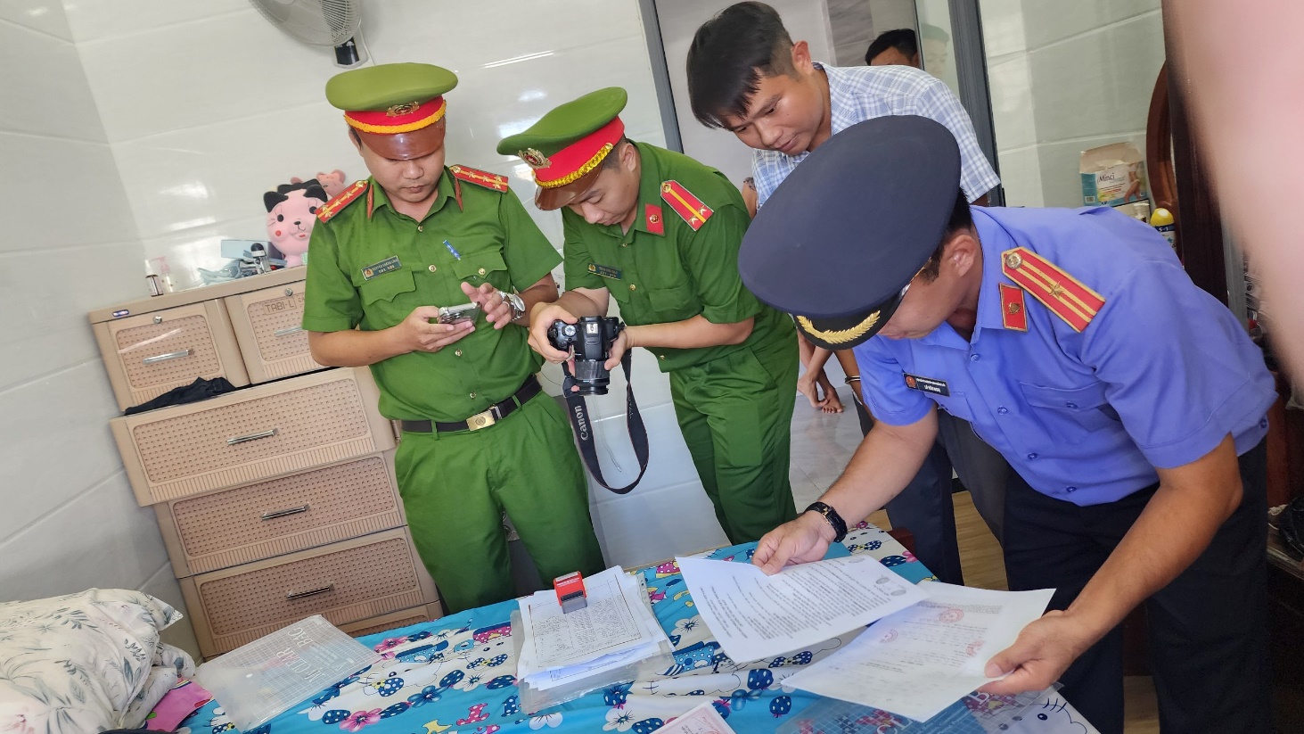 Bắt nh&oacute;m lập dự &aacute;n &ldquo;ma&rdquo; lừa đảo h&agrave;ng trăm tỉ đồng ở Ph&uacute; Quốc- Ảnh 3.