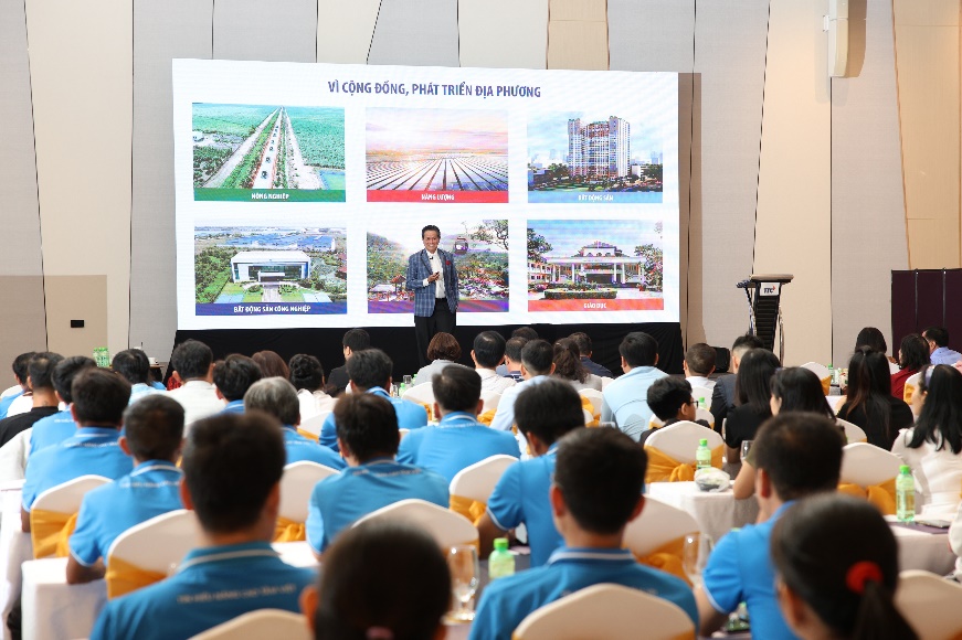 A person giving a presentation to a group of people  Description automatically generated
