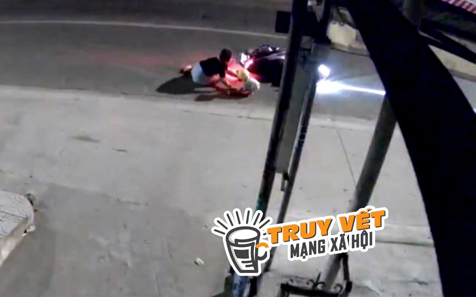 CLIP: Xôn xao hình ảnh người mẹ cùng con nhỏ 19 tháng tuổi bị giật túi xách giữa khuya