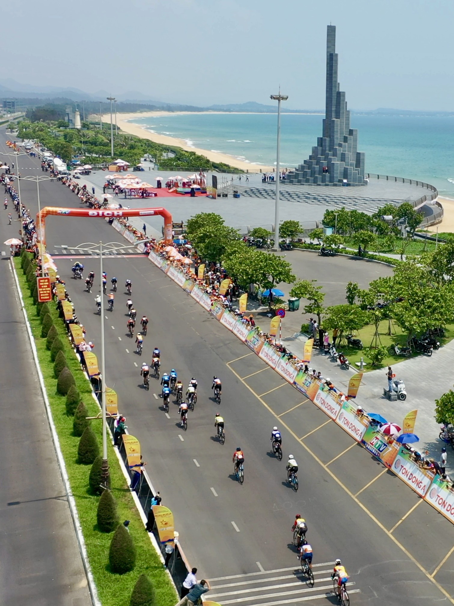 &ldquo;Khủng long&rdquo; Petr Rikunov n&eacute;n đau lần thứ 7 thắng chặng tại C&uacute;p Truyền h&igrave;nh 2024- Ảnh 3.
