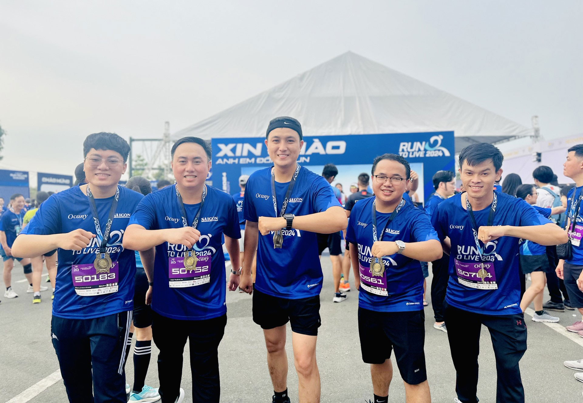 Runner Lưu Hoàng Phúc (giữa) và nhóm chạy “Công dân trẻ tiêu biểu TP HCM năm 2023” sẽ tham gia Giải half-marathon “Tự hào Tổ quốc tôi” do Báo Người Lao Động tổ chức. (Ảnh do nhân vật cung cấp)