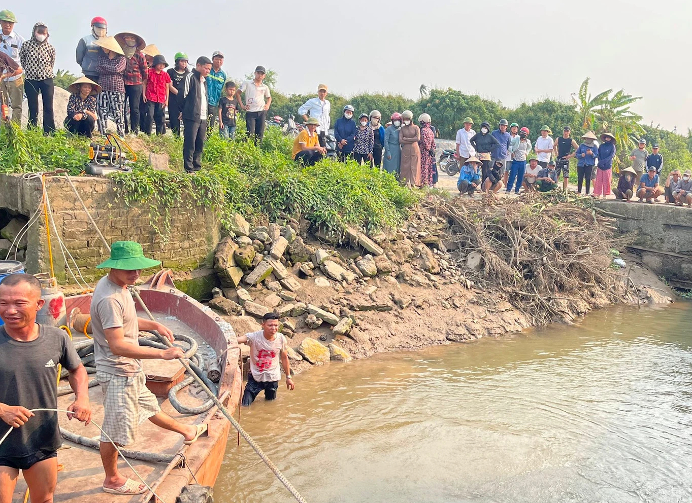 Nhảy từ th&agrave;nh t&agrave;u xuống s&ocirc;ng tắm, nam sinh lớp 9 chết đuối- Ảnh 1.