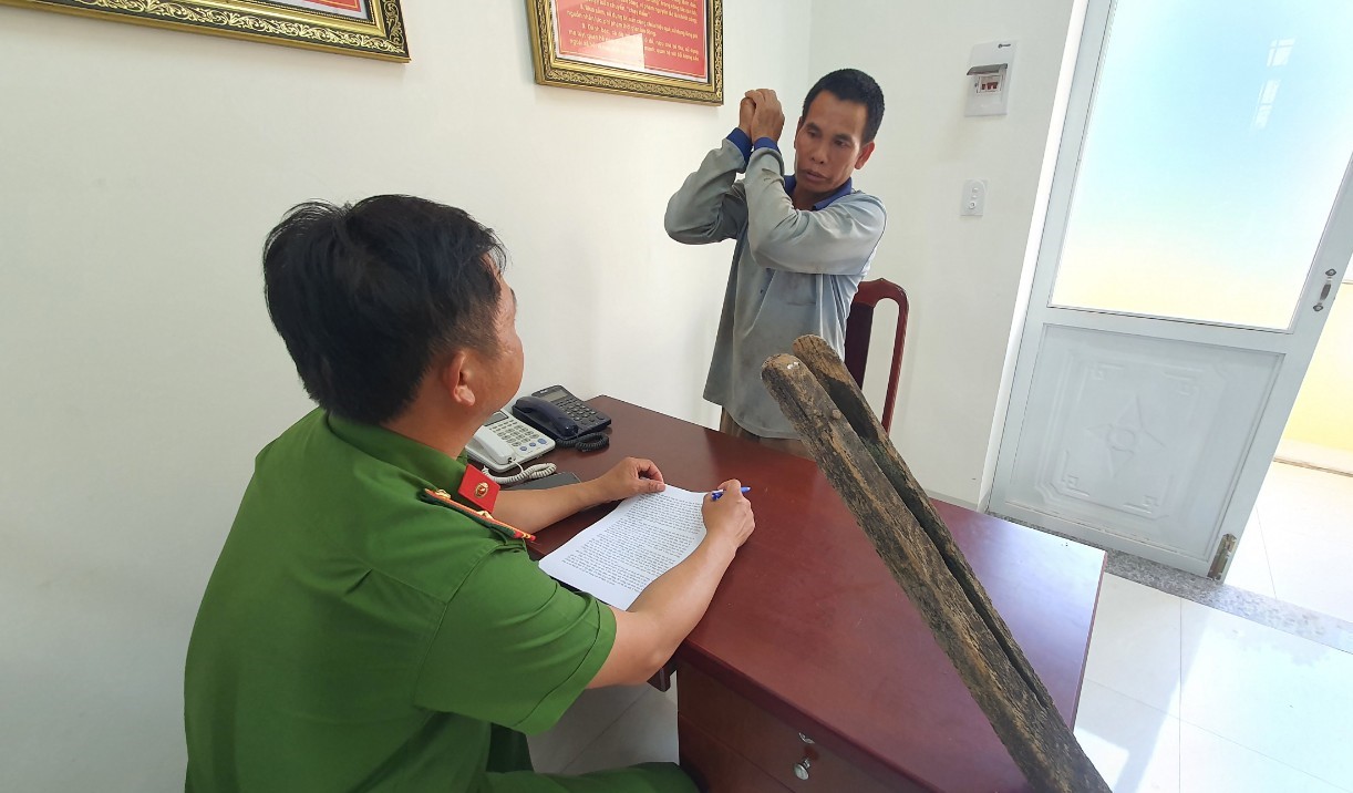 Bị đ&aacute;nh, người đ&agrave;n &ocirc;ng giật gậy đ&aacute;nh chết anh trai- Ảnh 1.