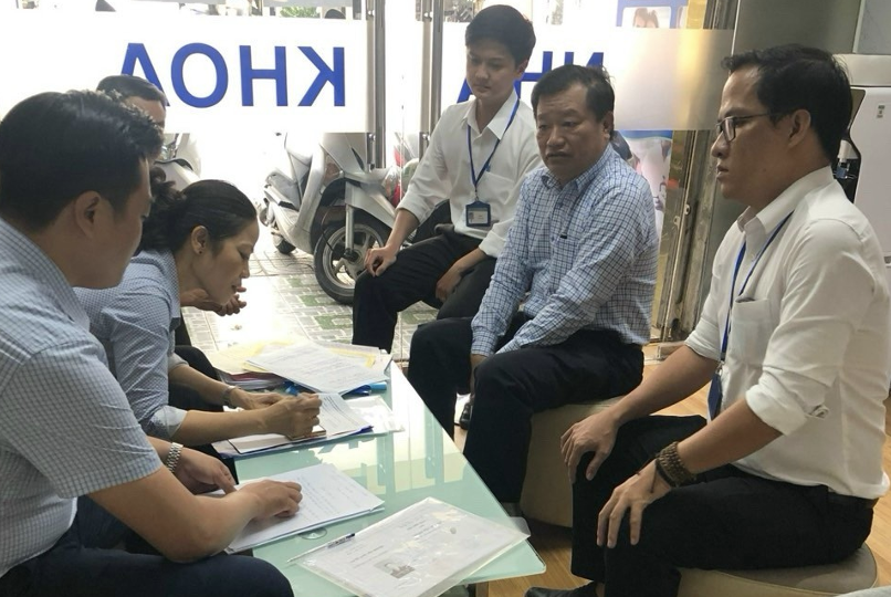 Bị đ&igrave;nh chỉ nhưng ph&ograve;ng kh&aacute;m nha khoa vẫn ngang nhi&ecirc;n mở cửa - Ảnh 1.